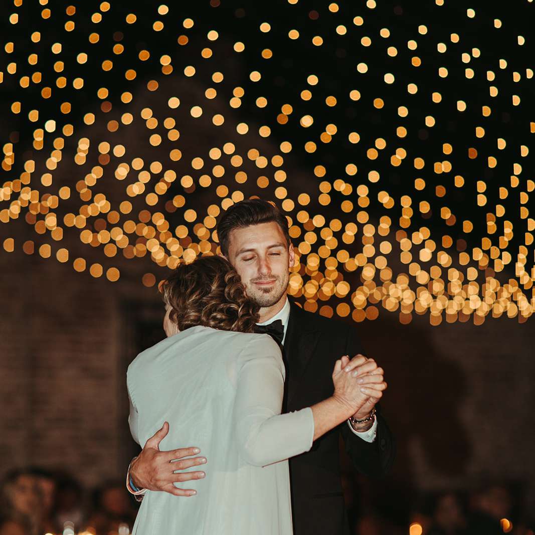 母亲的儿子跳舞”class=