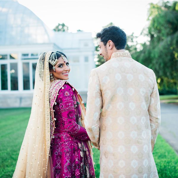 新娘与新郎同行，回头看