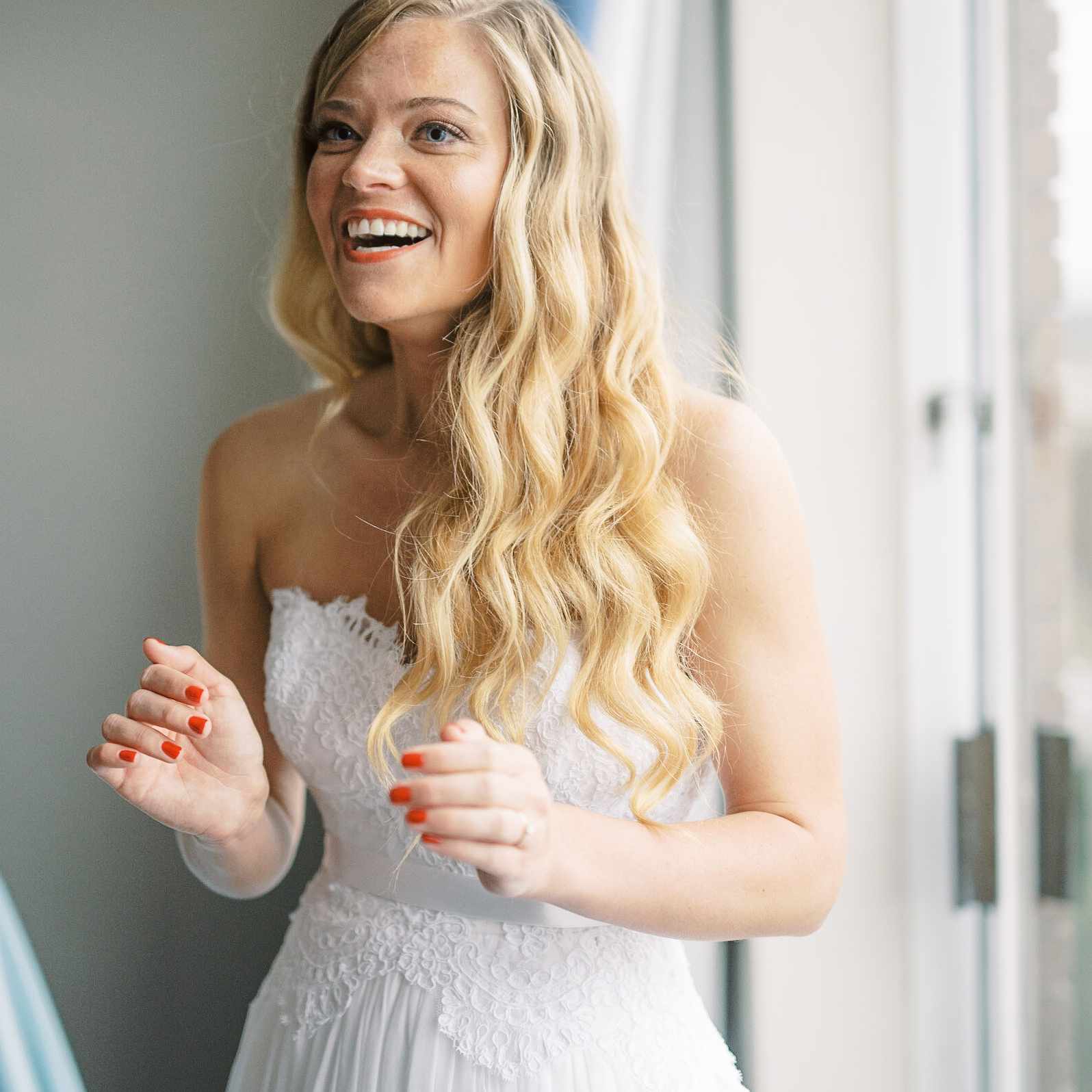 异想天开的萨凡纳婚礼，新娘微笑着准备