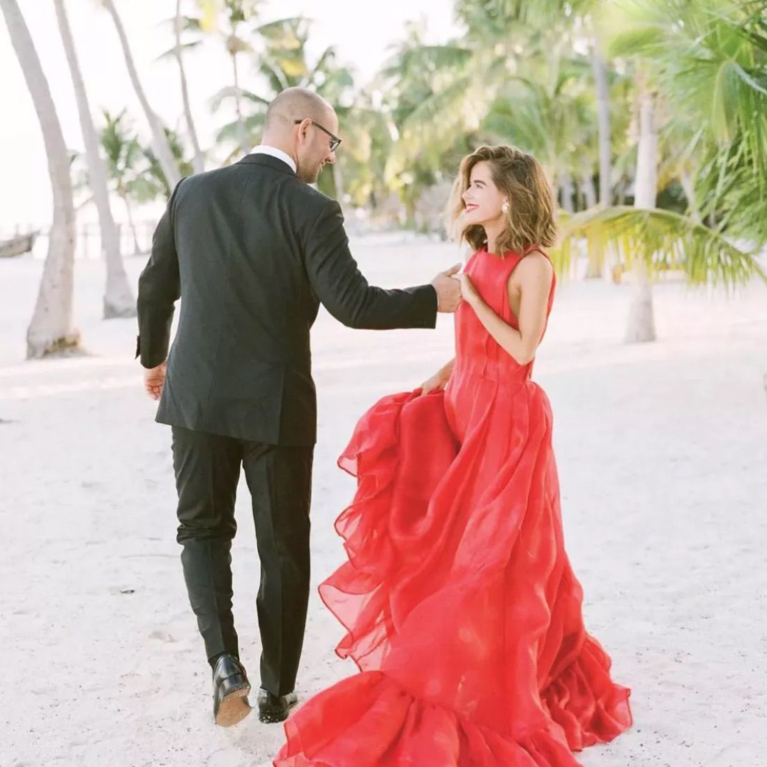 新婚夫妇在海滩