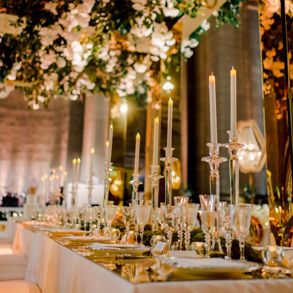 p>前台镜子装饰挂鲜花<p>