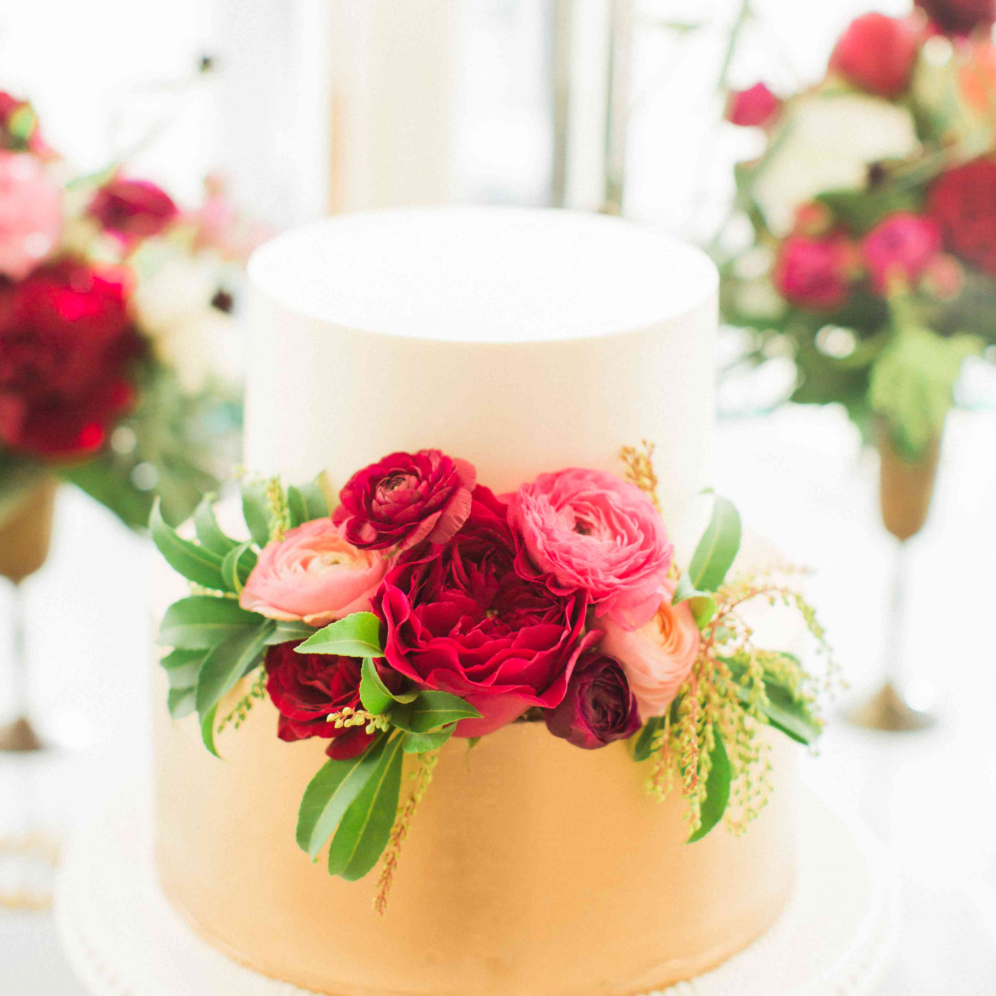 两层白色和金色的婚礼蛋糕