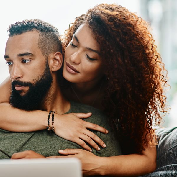 一对夫妇坐在沙发上