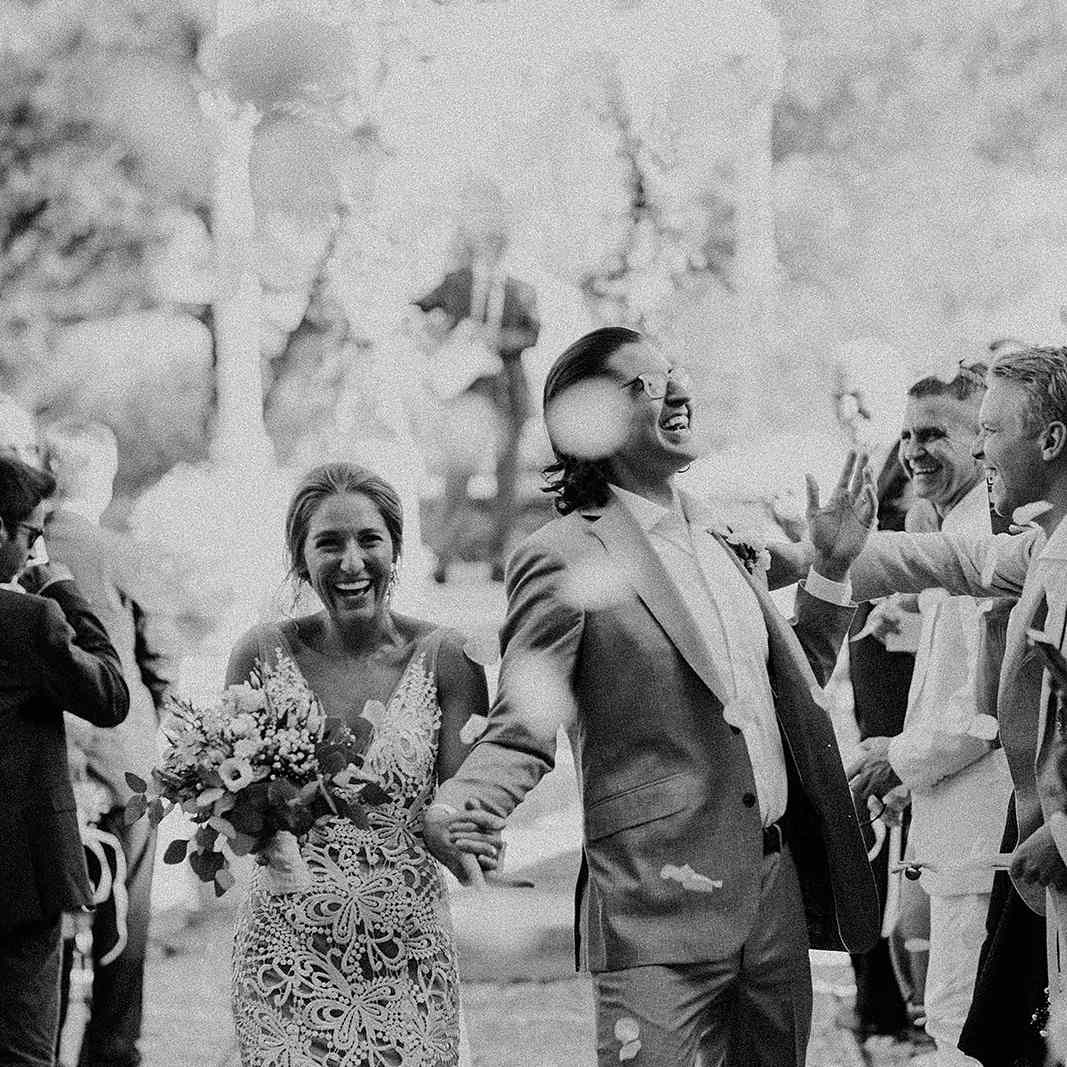 从仪式新婚夫妇出境