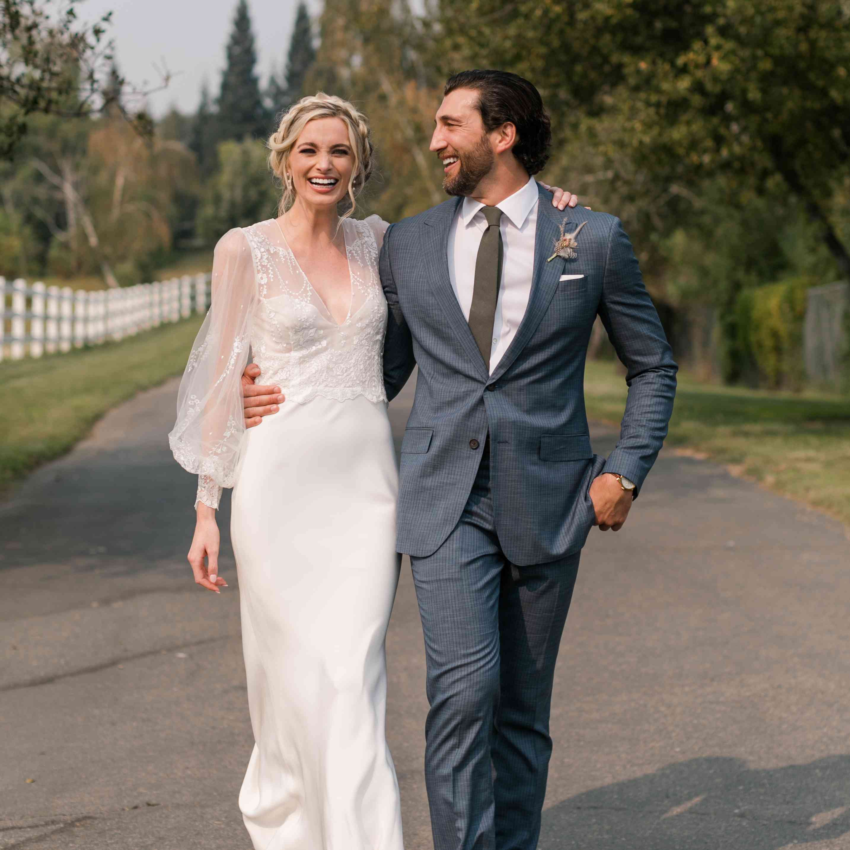 新娘和新郎步行