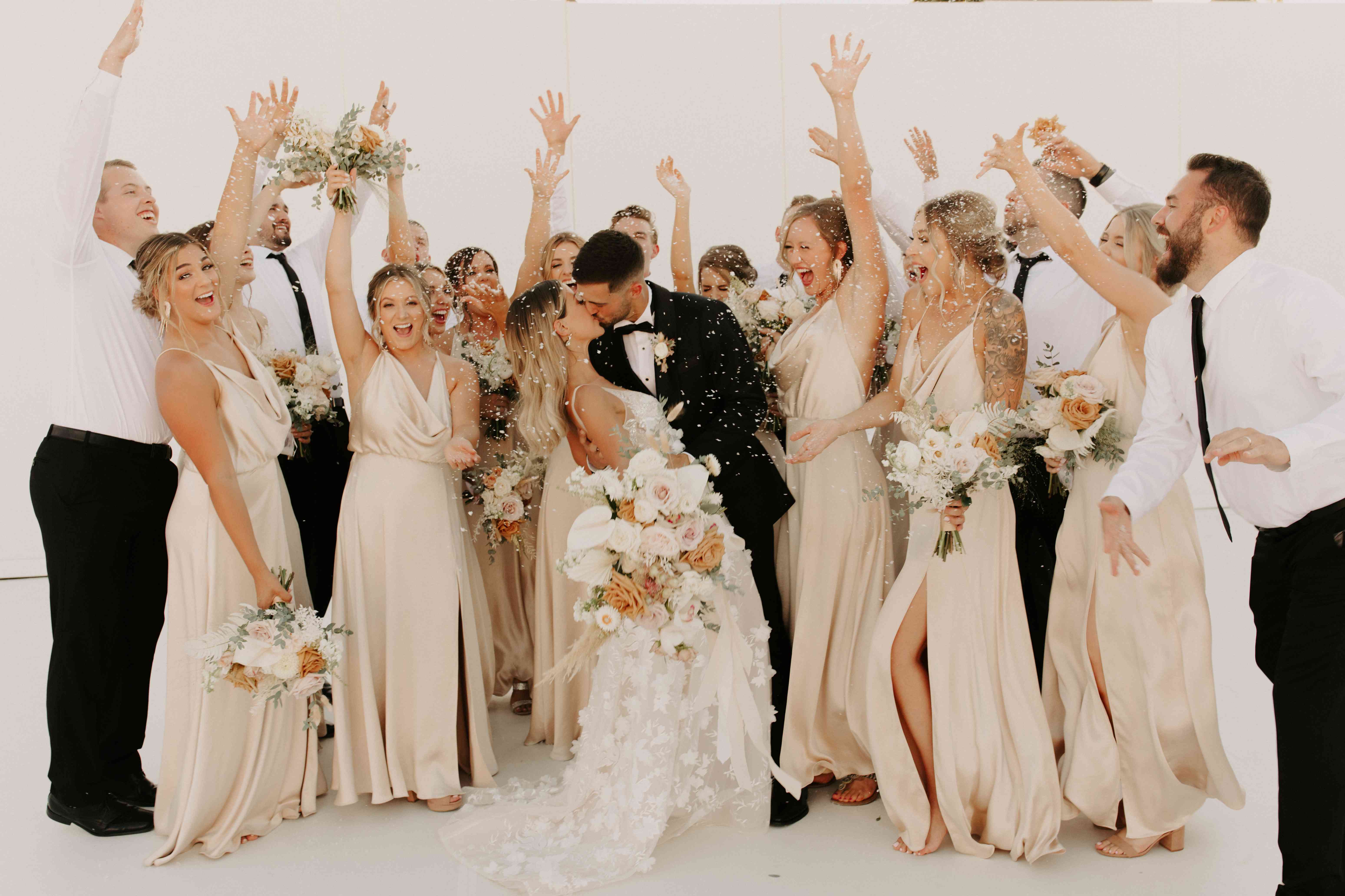 情侣在婚宴前接吻