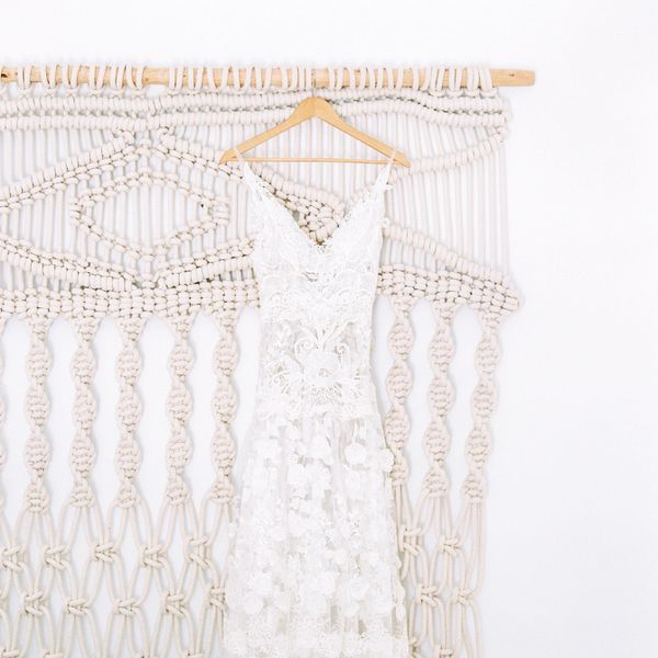 悬挂新娘礼服的编结