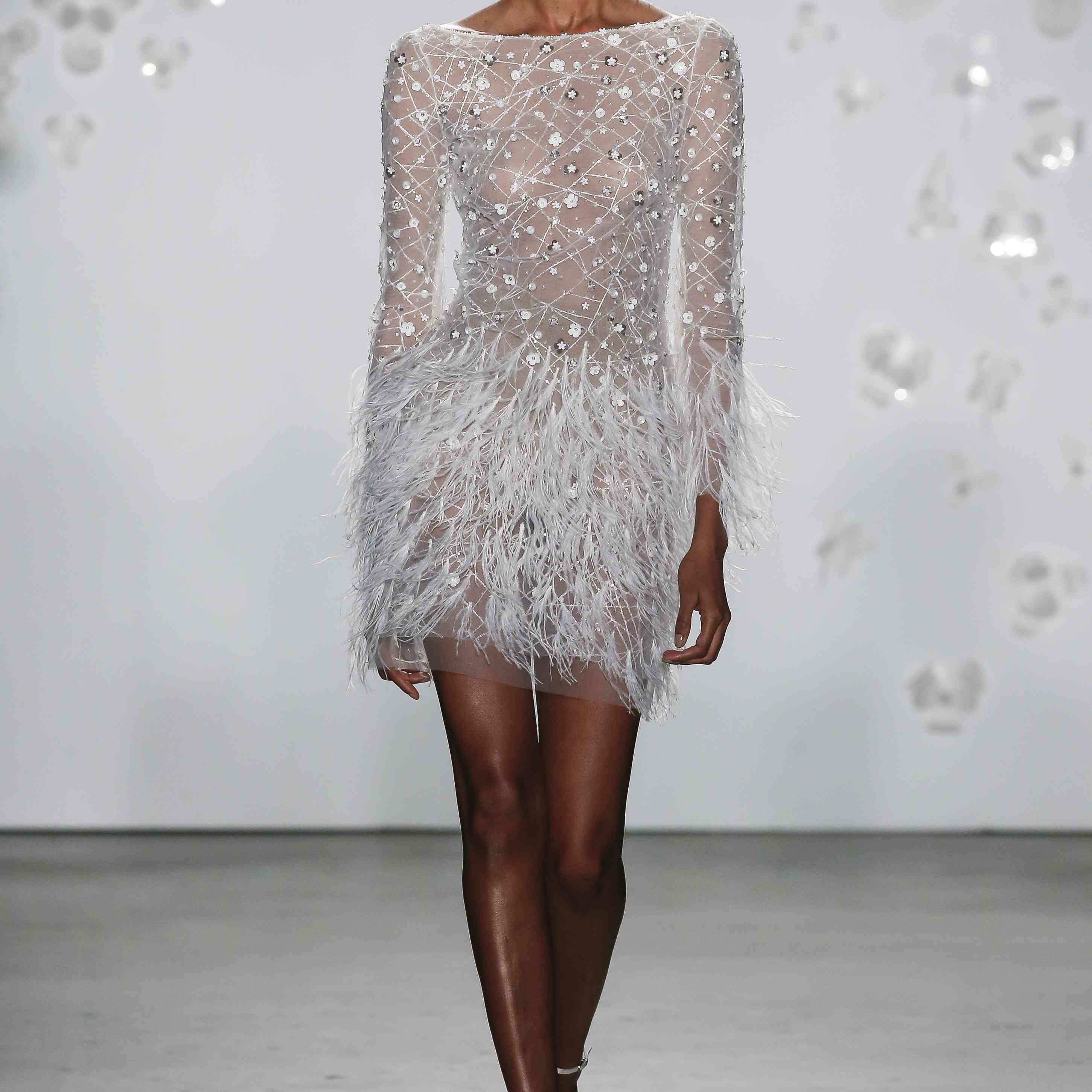 在长袖模式转变串珠礼服裙羽毛