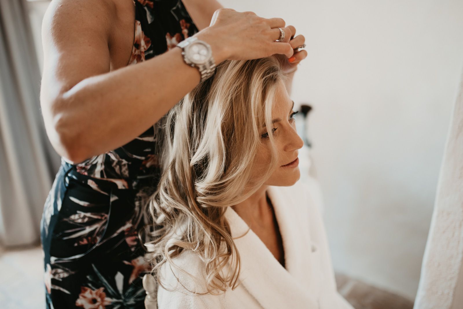 新娘接受头发完成