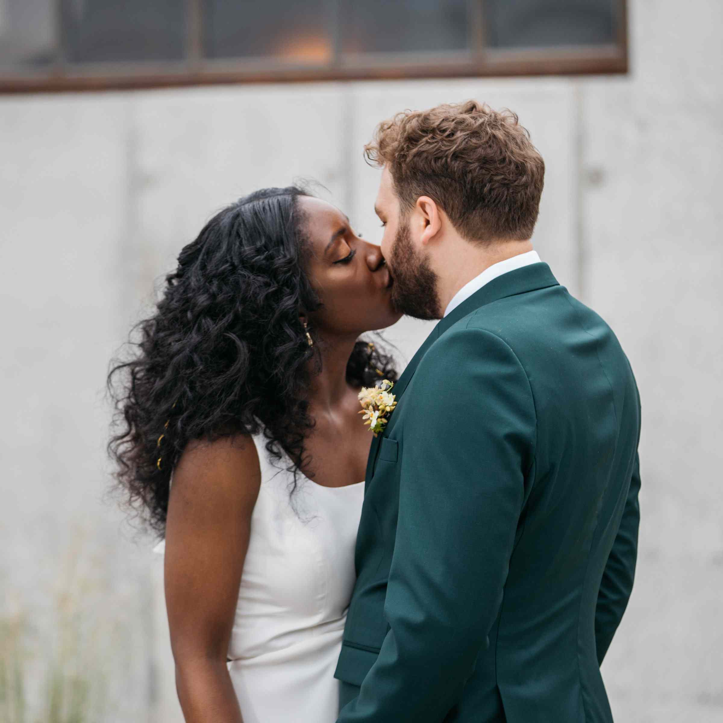 新娘和新郎亲吻