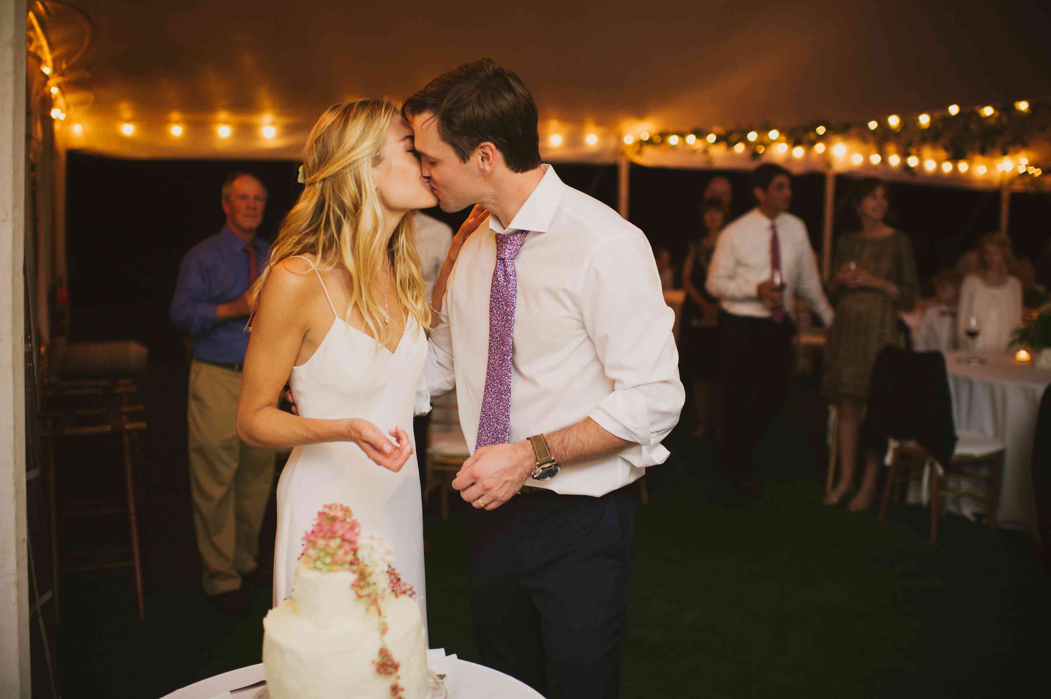 <p>新娘和新郎亲吻</ p> <br> <br>