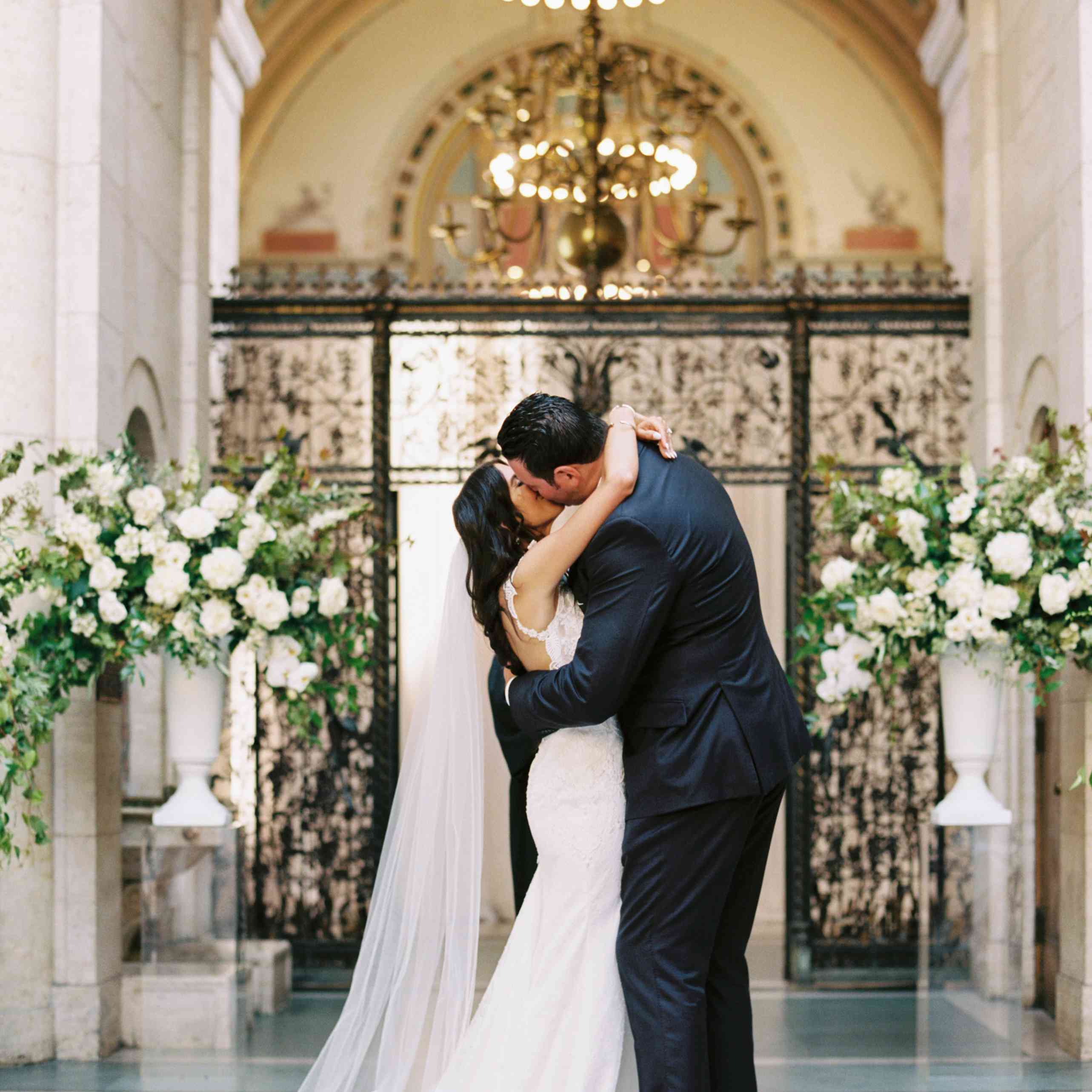 新娘和新郎接吻