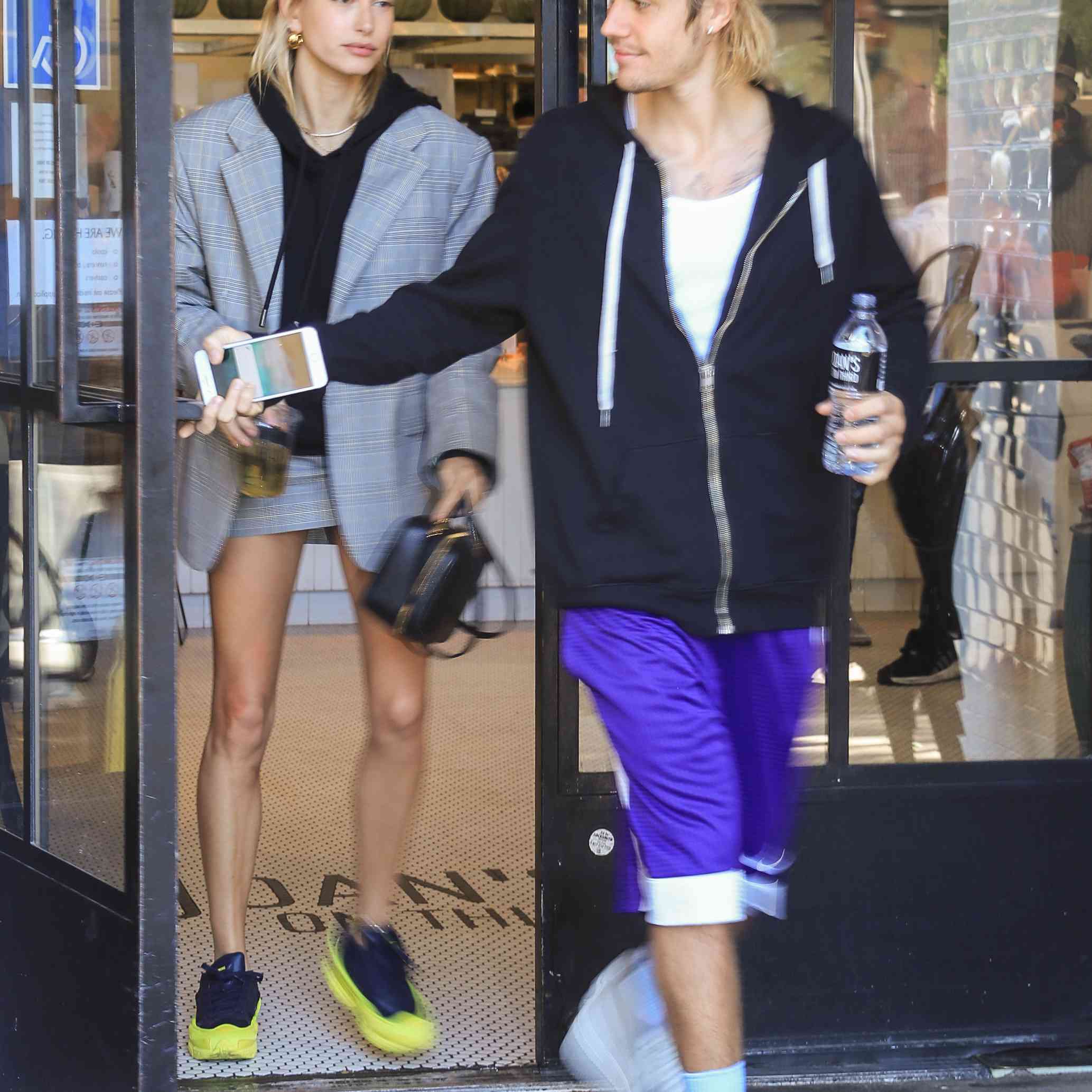 贾斯汀·比伯和海莉·鲍德温离开餐厅