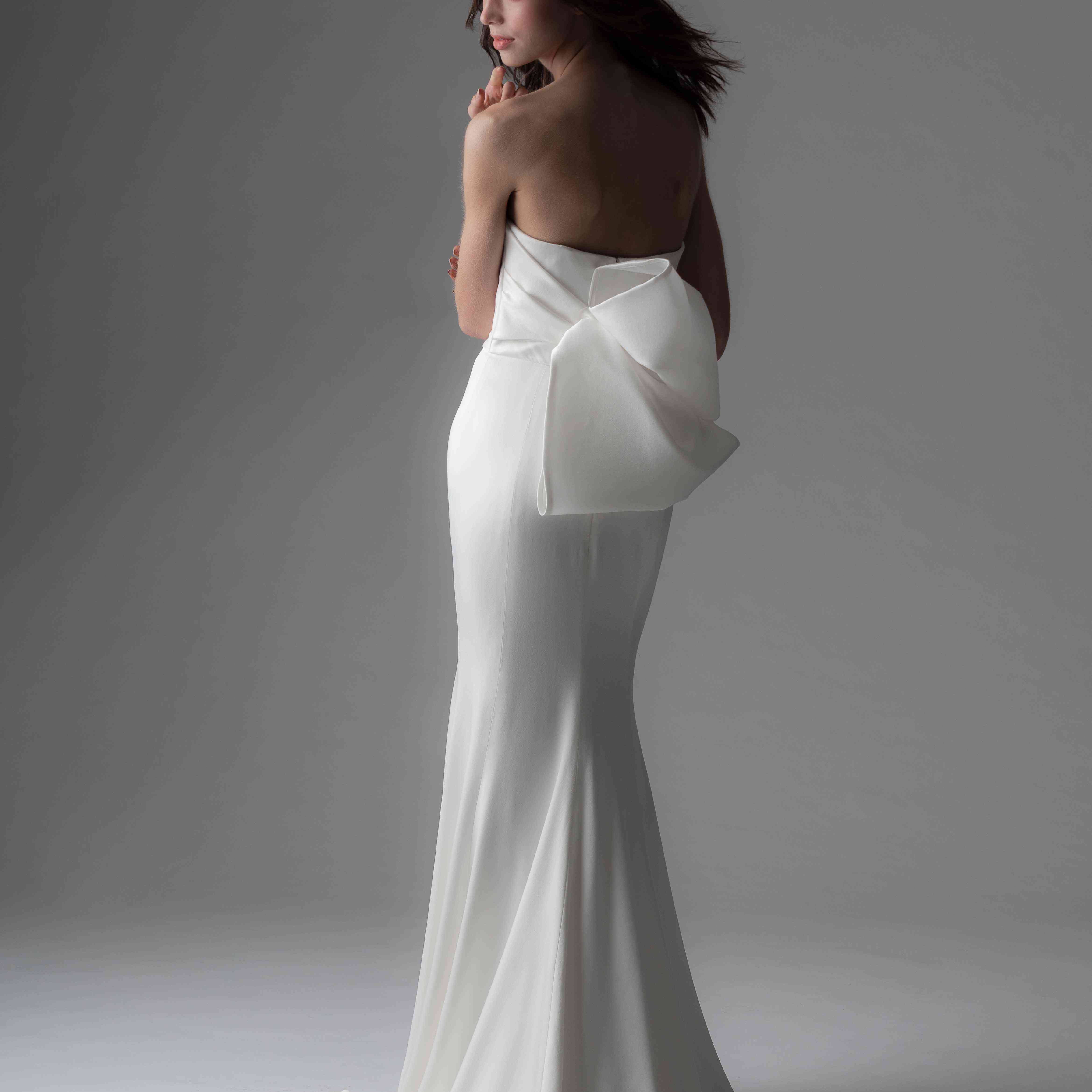 模型的露肩紧身连衣裙背面带有蝴蝶结