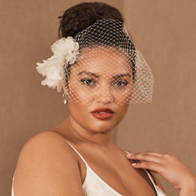 黑色新娘穿着花装饰的鸟笼面纱