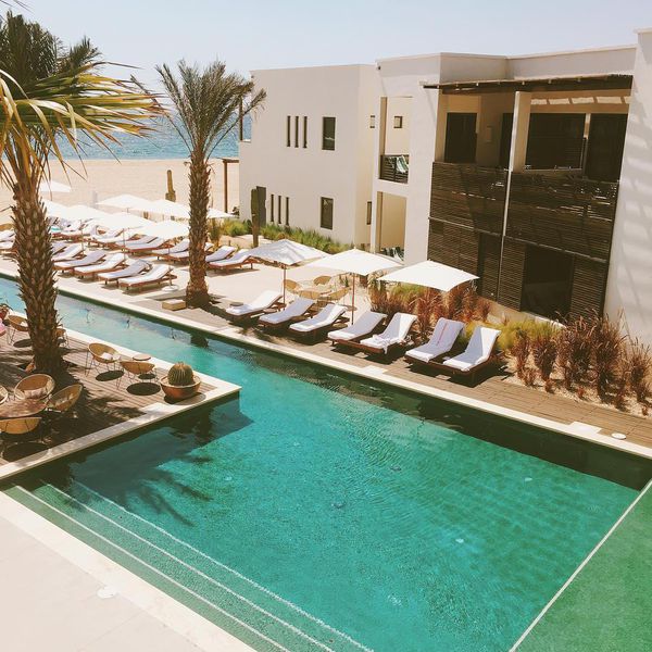 在圣克里斯托瓦尔一家酒店的游泳池外