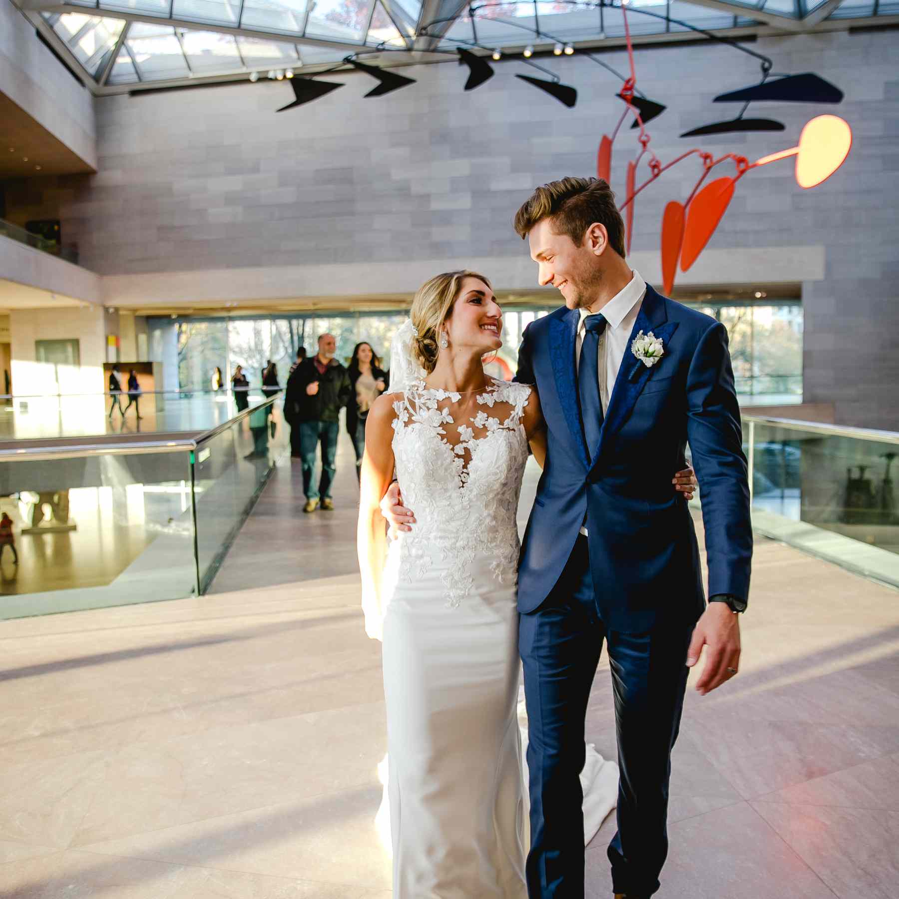 新娘和新郎在艺术博物馆