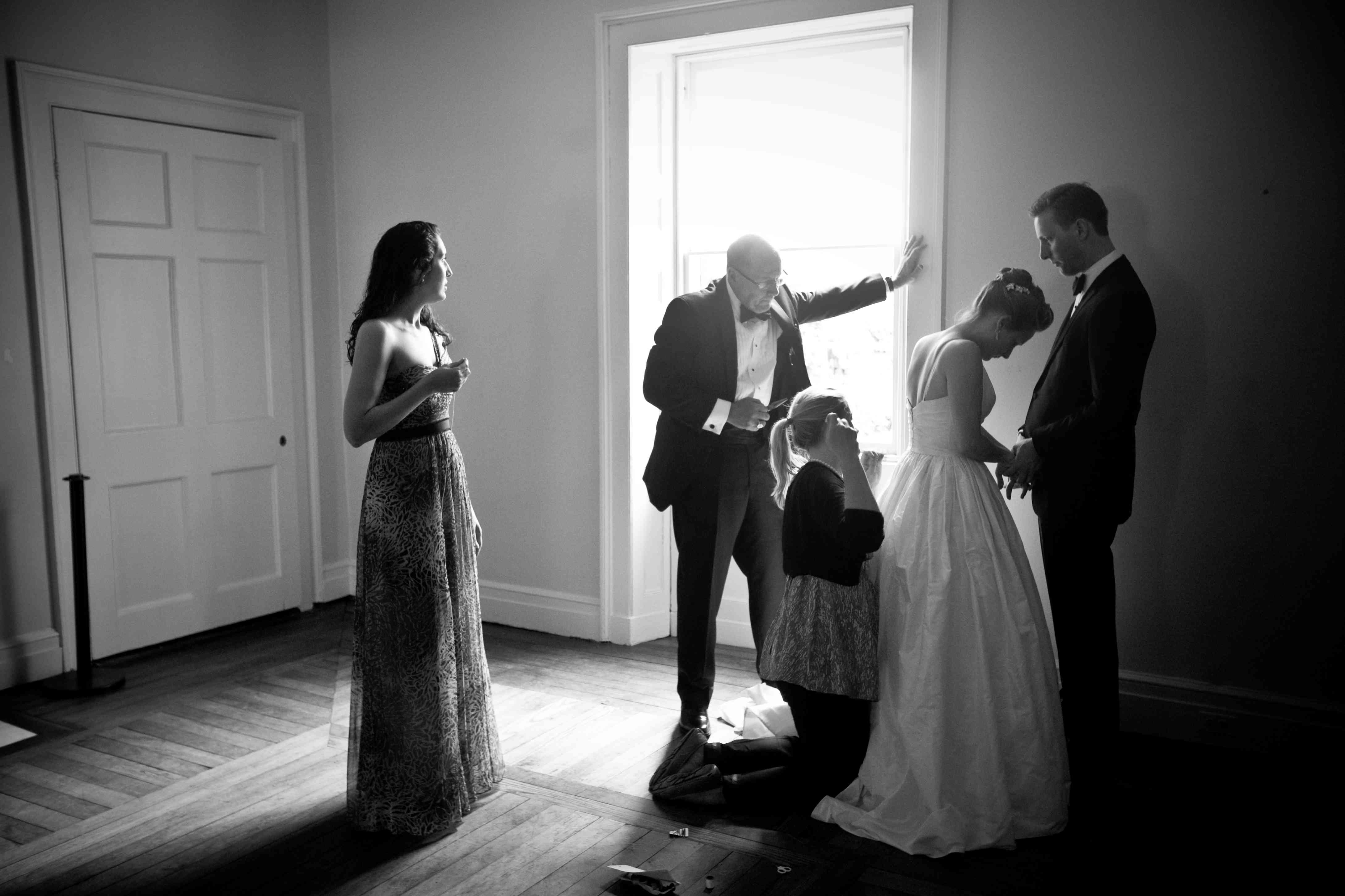 <p>紧急修补婚纱<p>