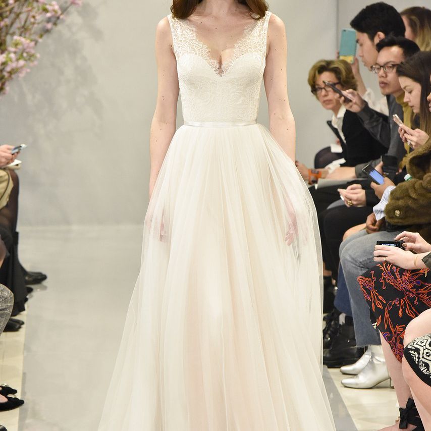 忒伊亚薄纱和蕾丝腮红婚纱