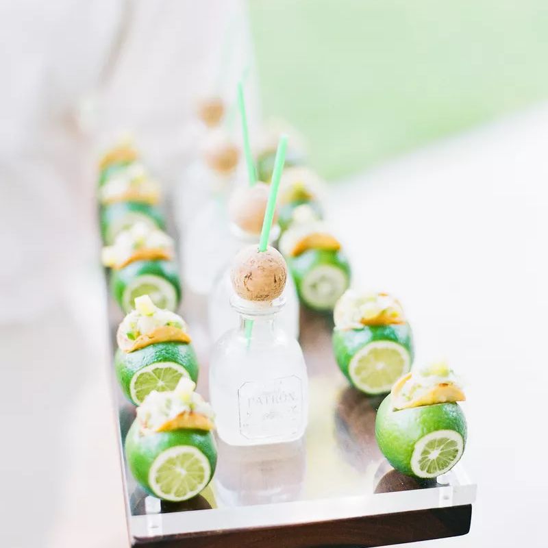 迷你鱼卷和玛格丽塔酒