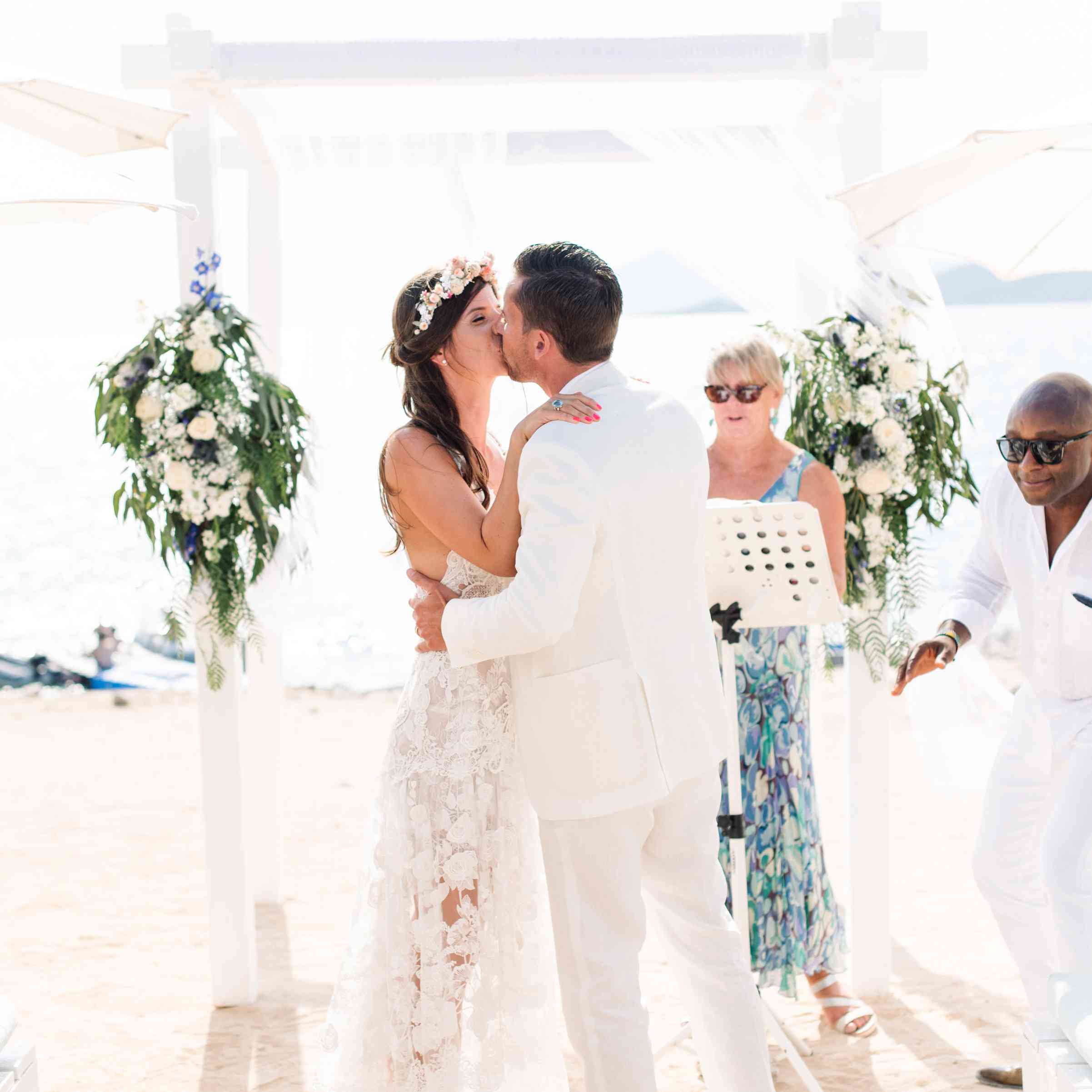 新娘和新郎在亲吻沙滩仪式