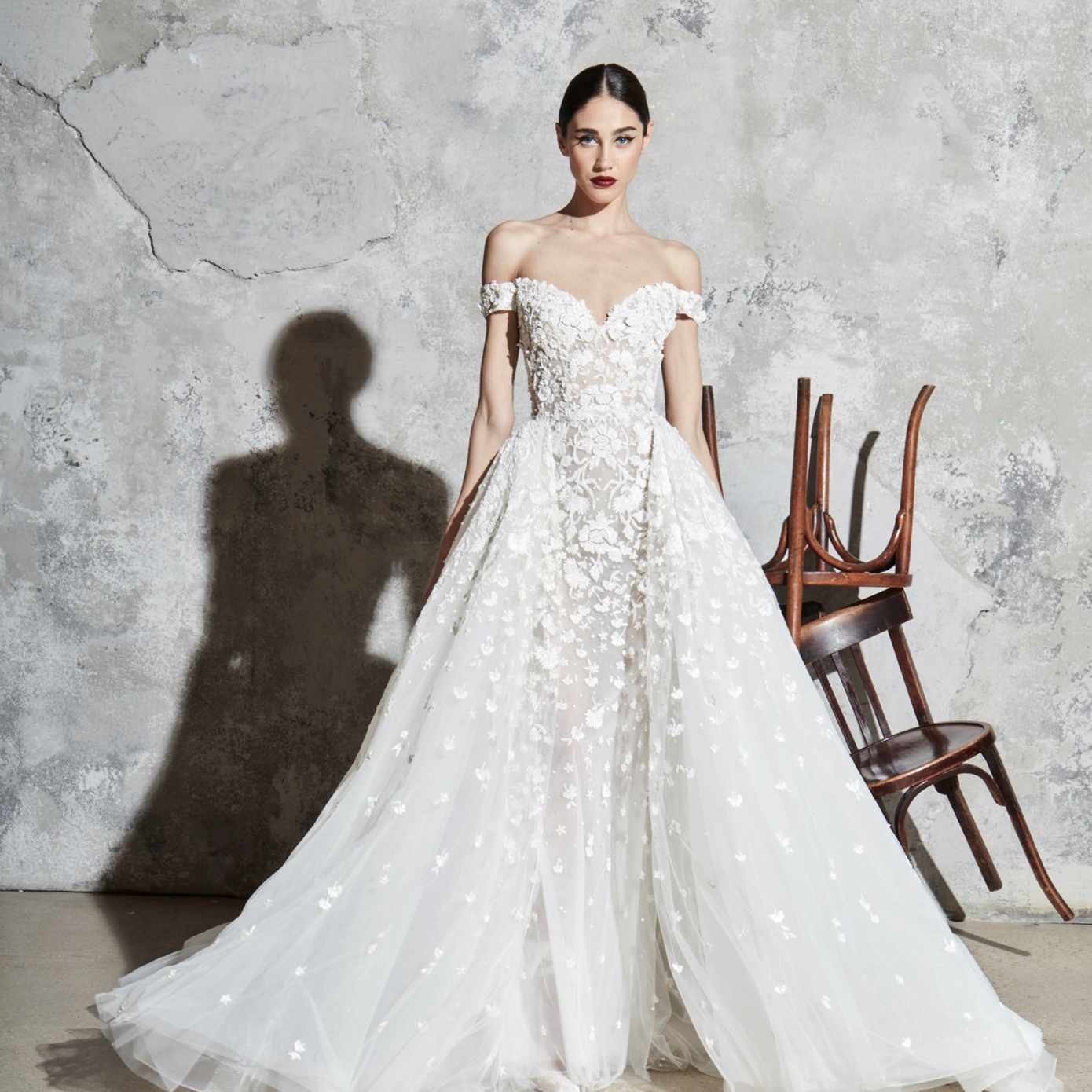 模型与一个甜心领口露肩薄纱舞会礼服,花卉刺绣和贴花