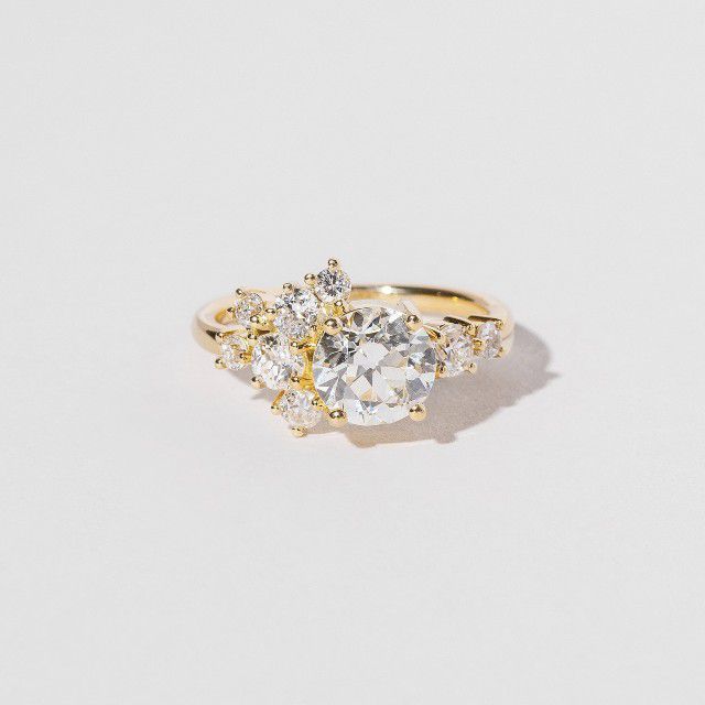 钻石和金串戒指