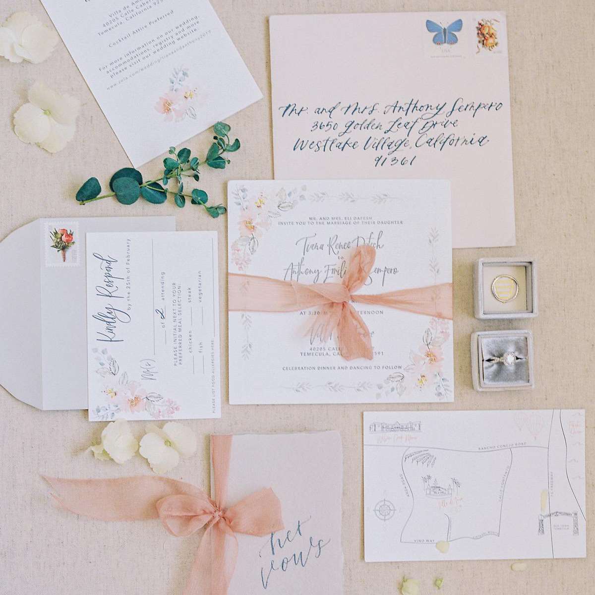 平躺的浅粉红色邀请套房