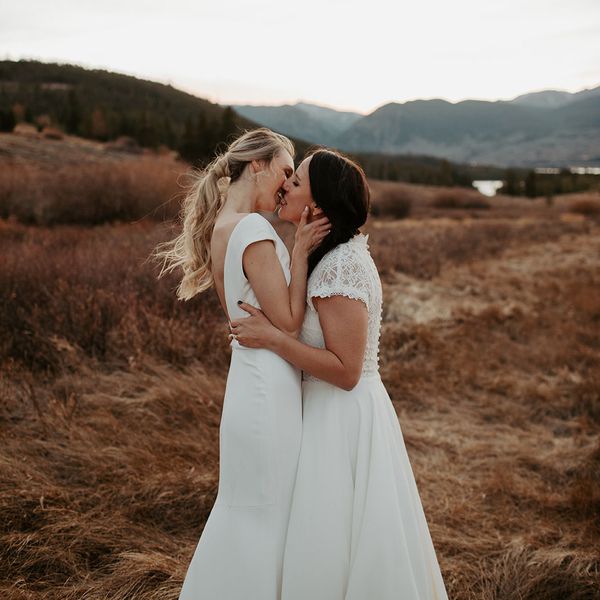 婚礼后两位新娘接吻