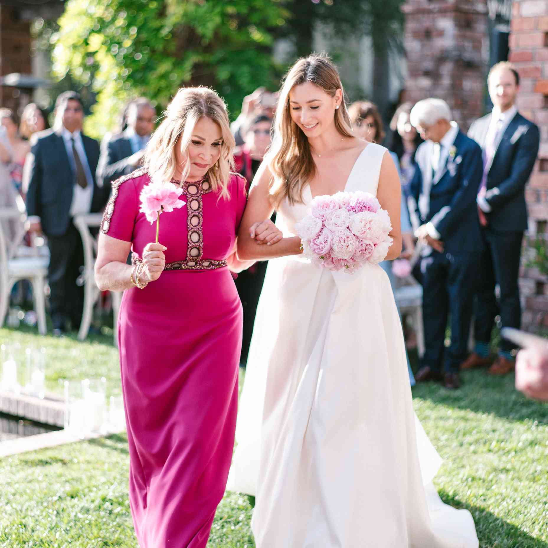 母亲的新娘粉红色的衣服