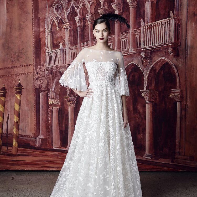 在幻觉领口婚礼礼服的模型与花卉鞋带细节