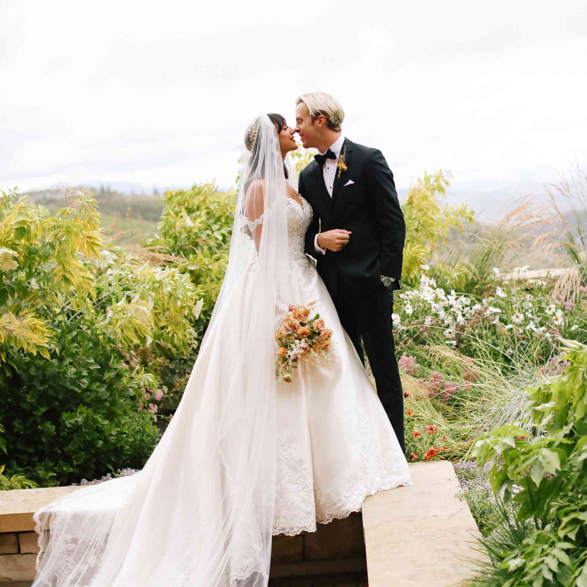 萨凡纳和赖克婚礼，夫妇“class=