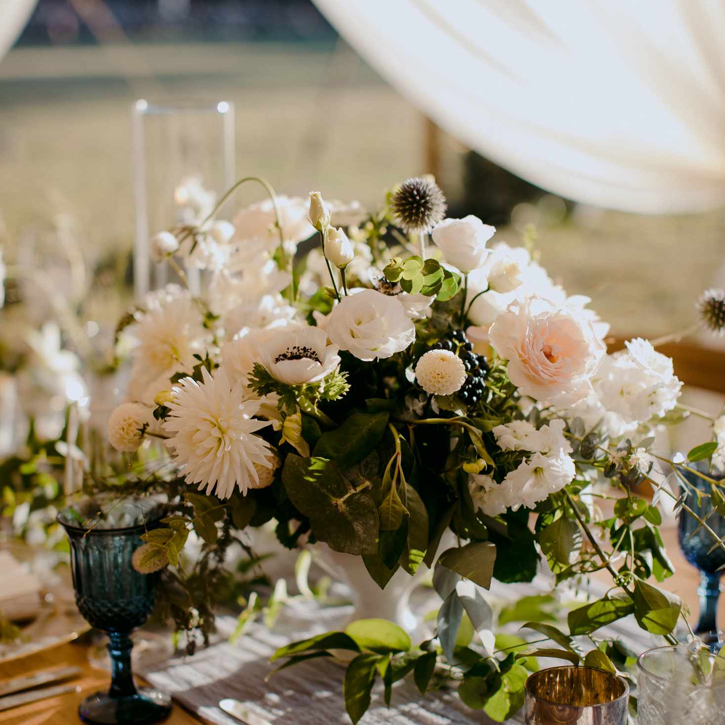 在家质朴马萨诸塞州举行婚礼，招待会花的中心焦点