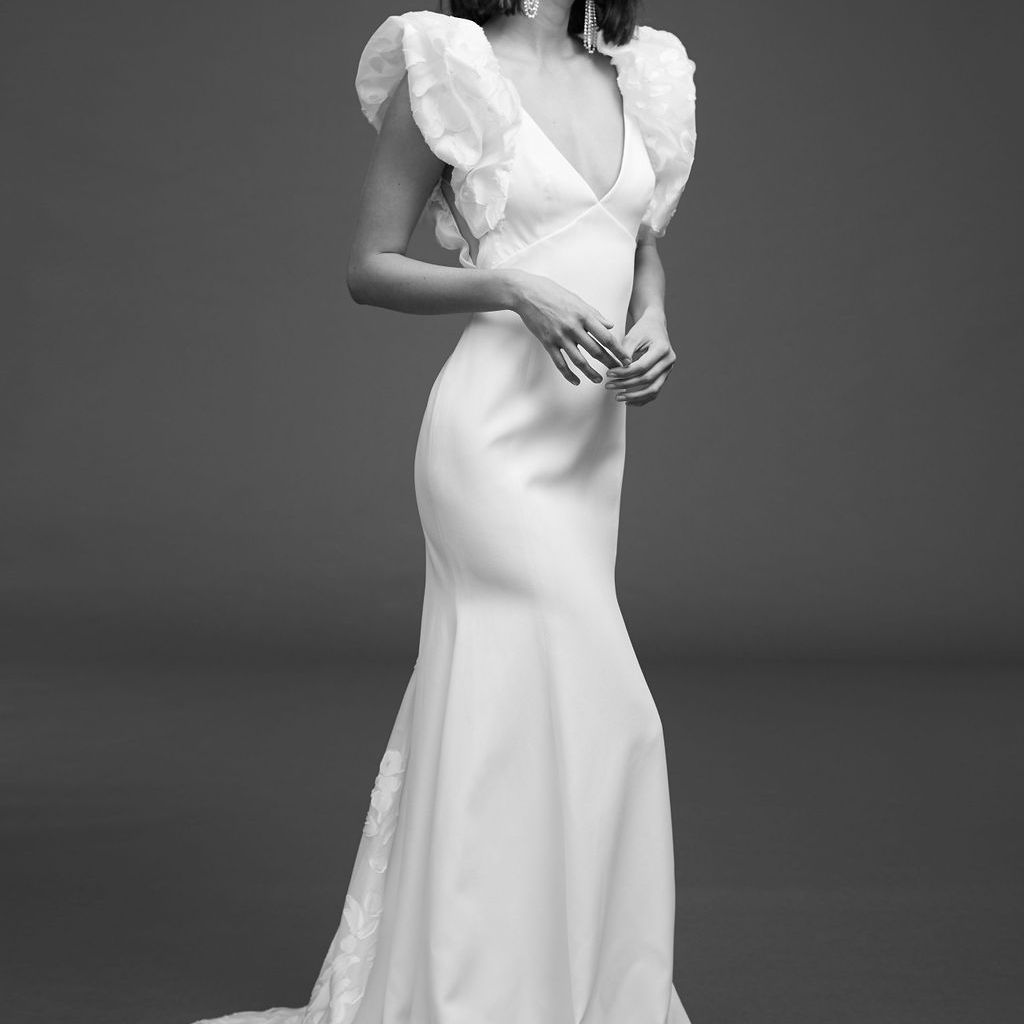 模型拟合绉纱连衣裙搭配超大的荷叶边袖子