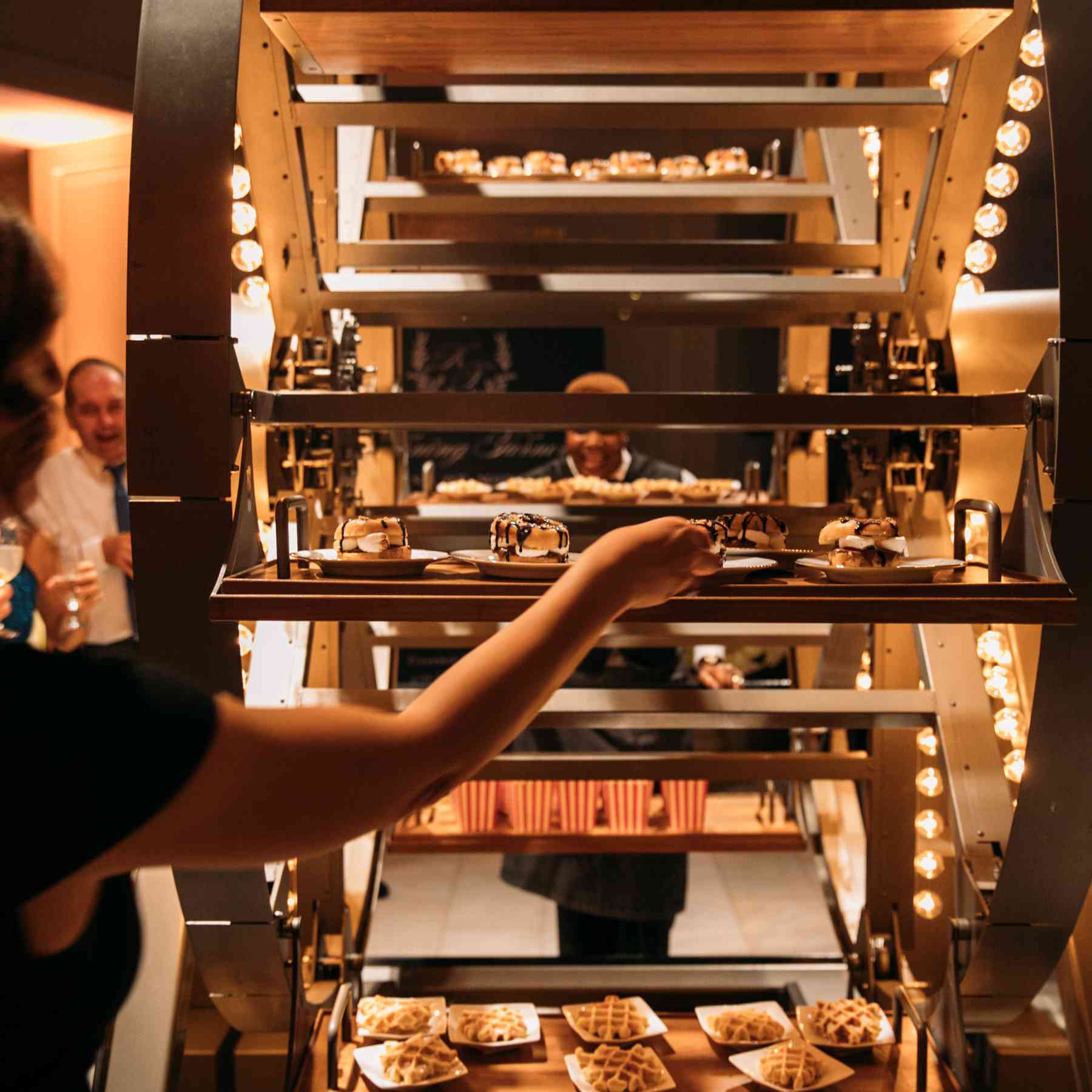 摩天轮上的现代狂欢节美食