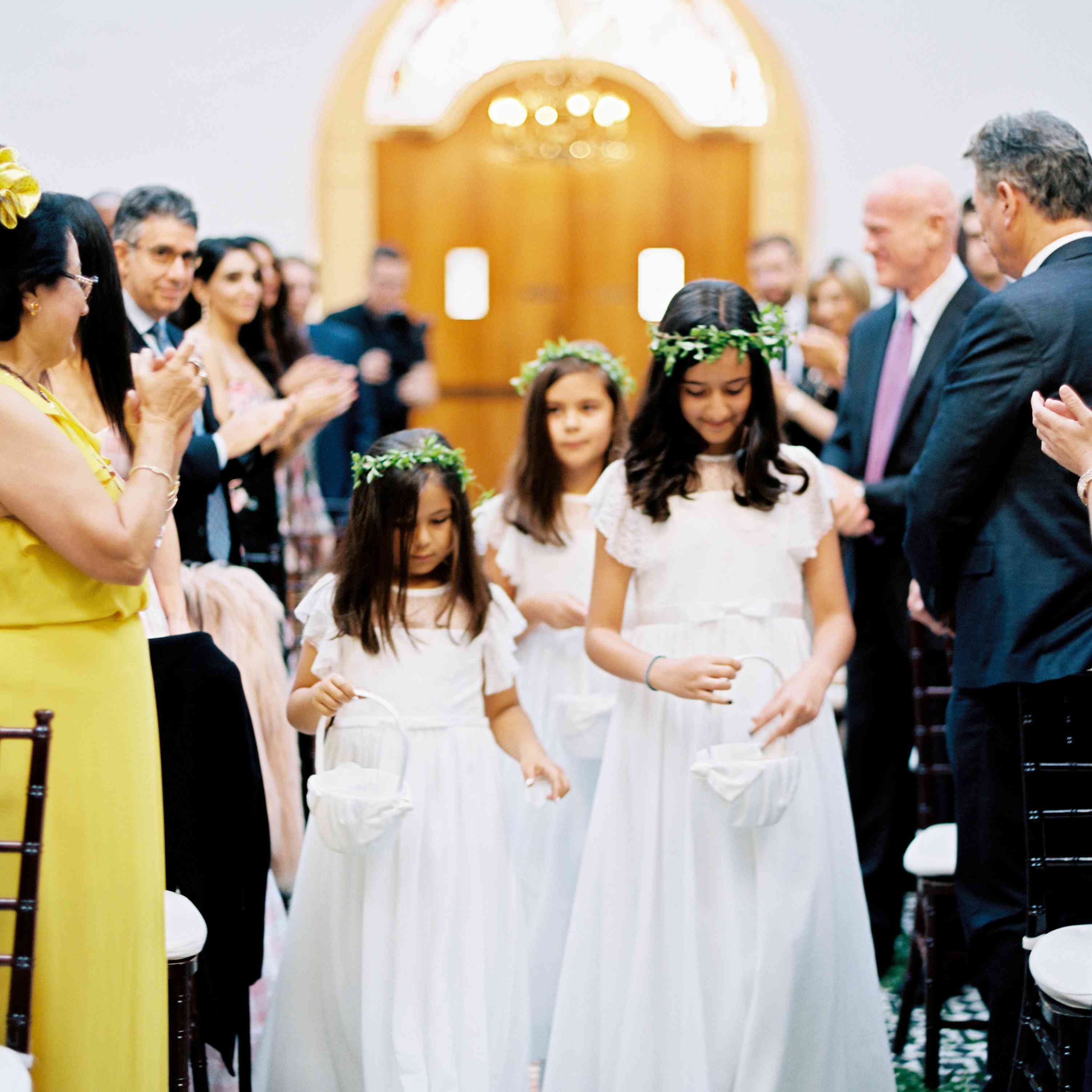 三个卖花女走过过道