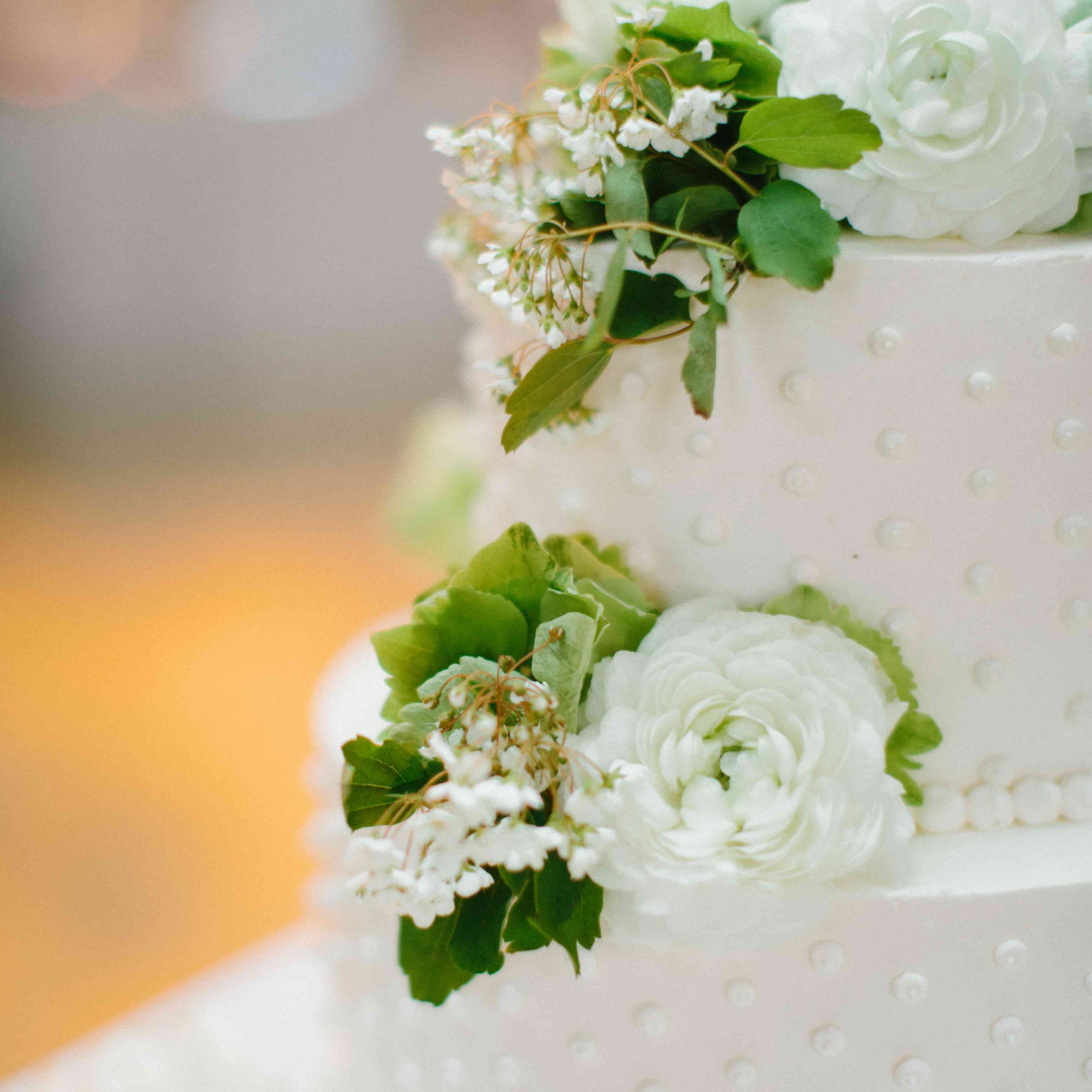 与花的白色婚宴喜饼