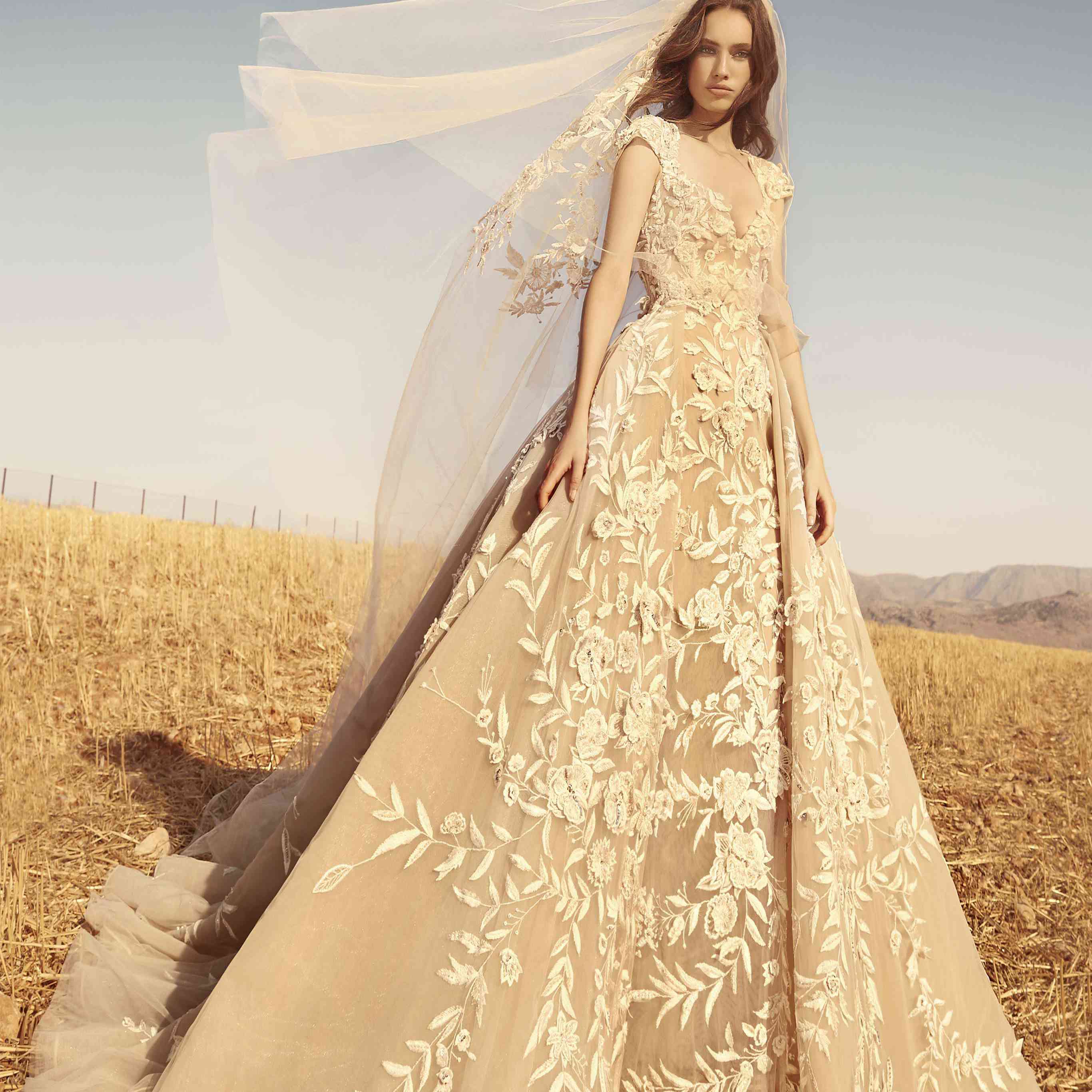 模型与3 d thread-embroidered安装烟灰色的裙子花贴花,帽袖,一个匹配的半裙和面纱