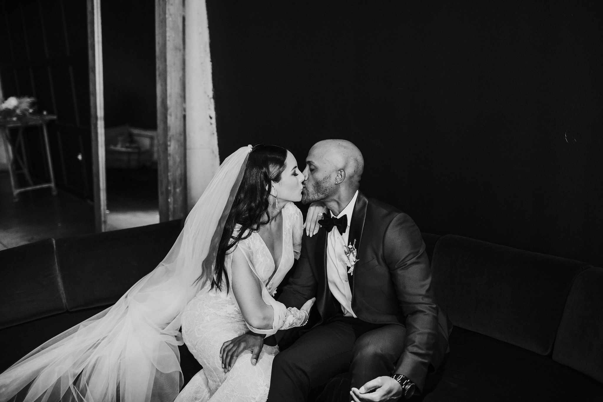 新娘和新郎亲吻