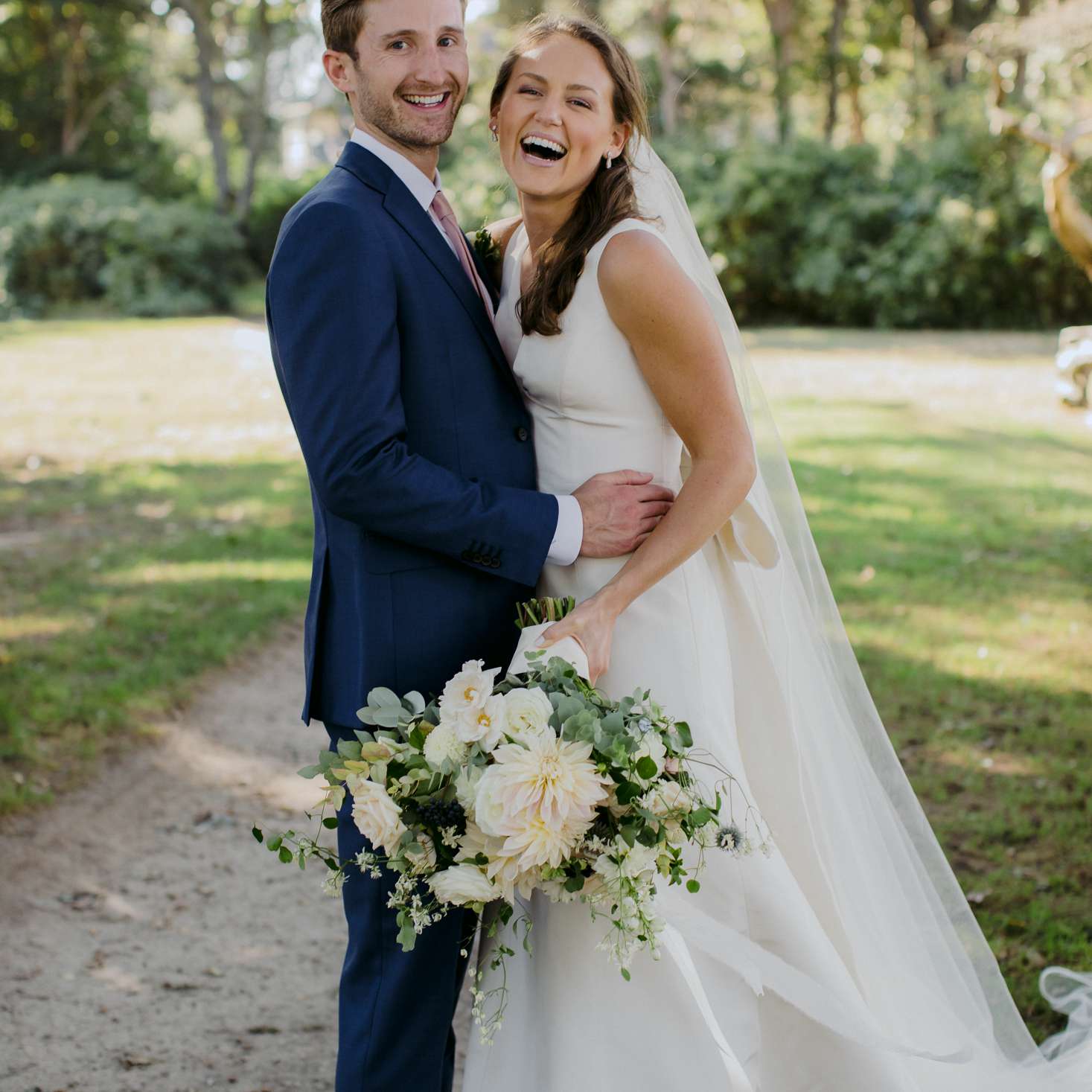 在家质朴马萨诸塞州举行婚礼，新娘和新郎笑