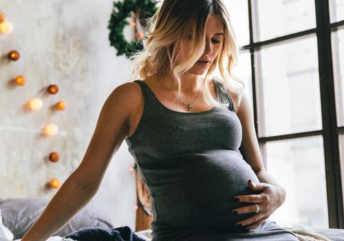 女人抱着女王的肚子