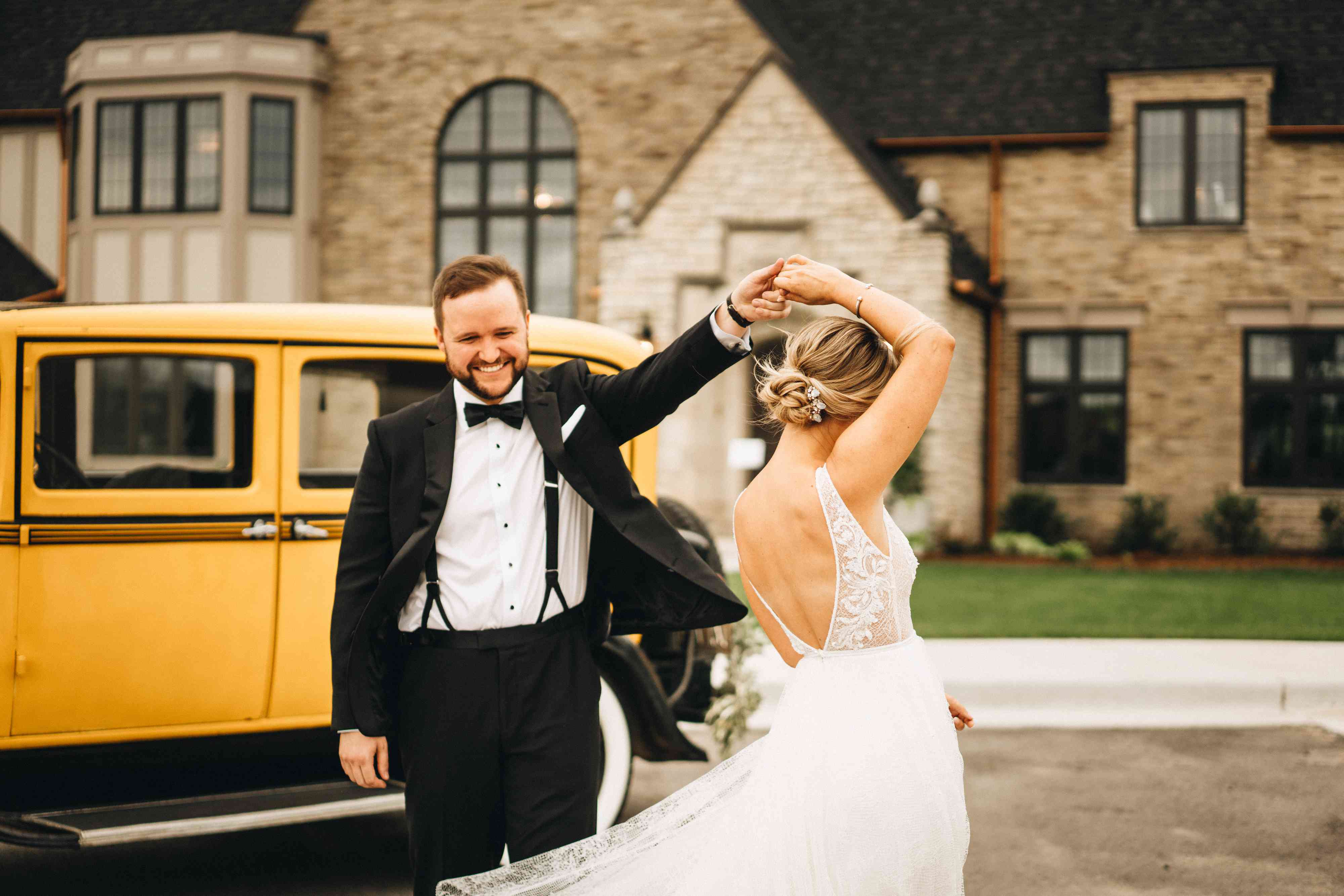 新娘和新郎跳舞外