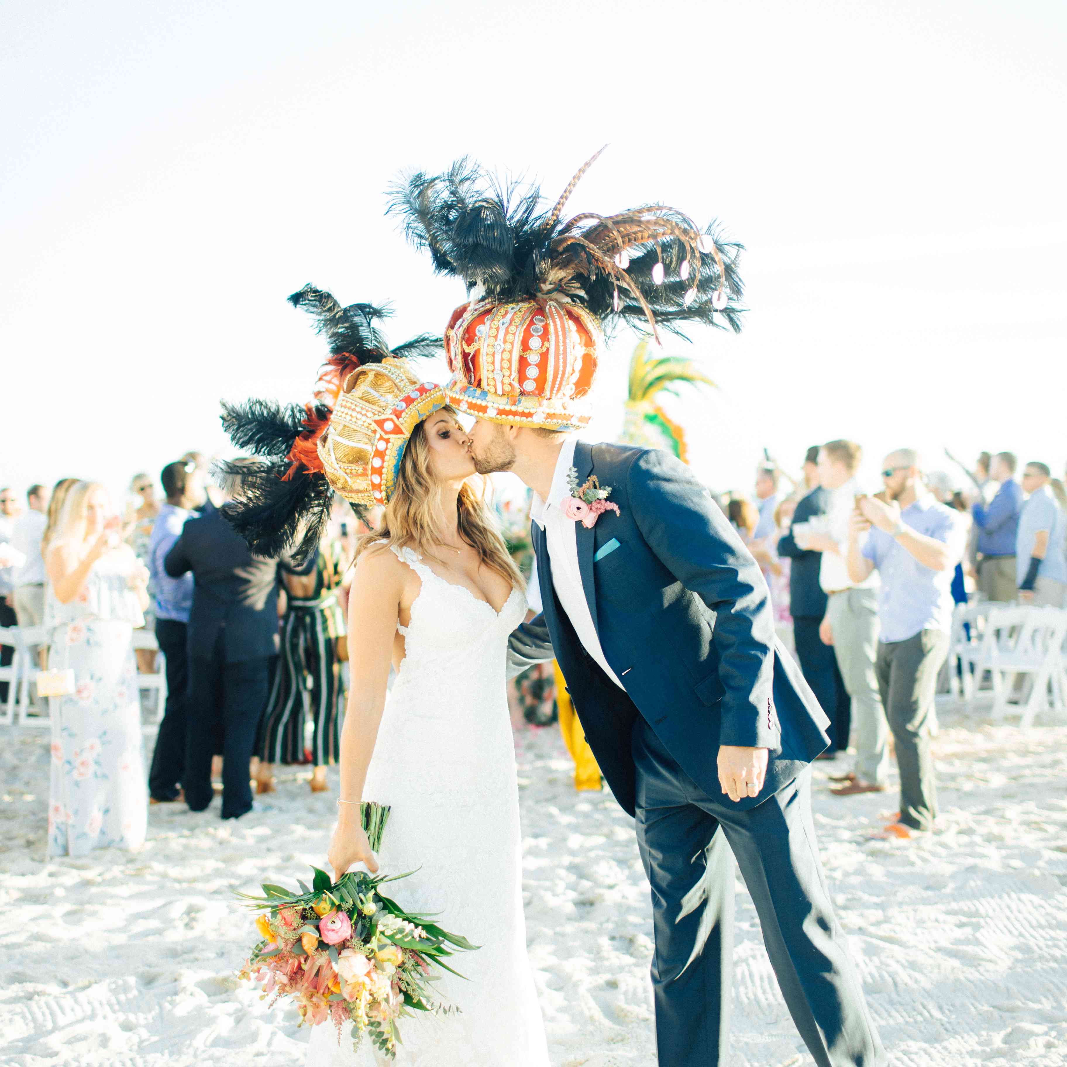 新娘和新郎在帽子