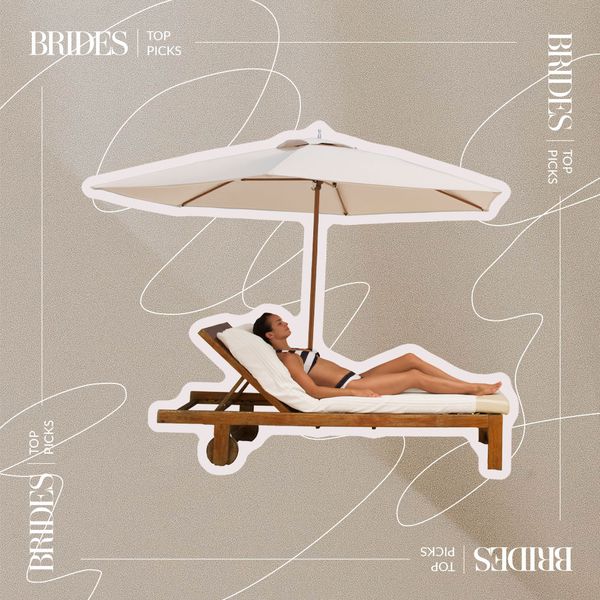 妇女懒人的照片综合在海滩睡椅与伞的。