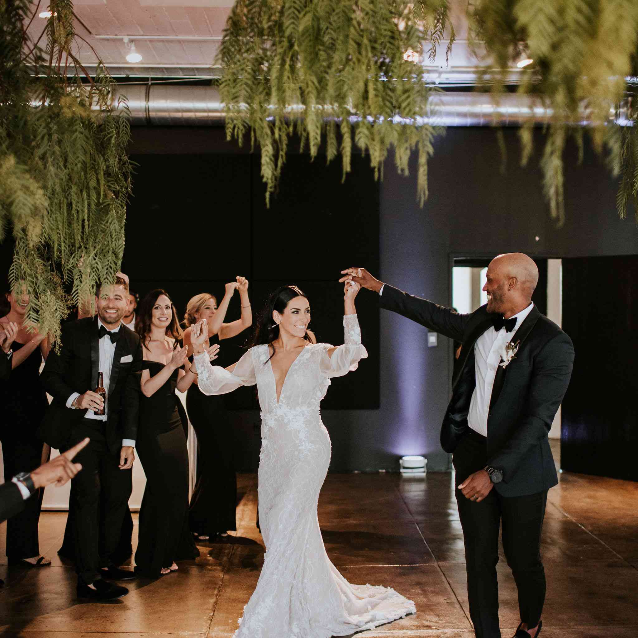 新娘和新郎进入接待处