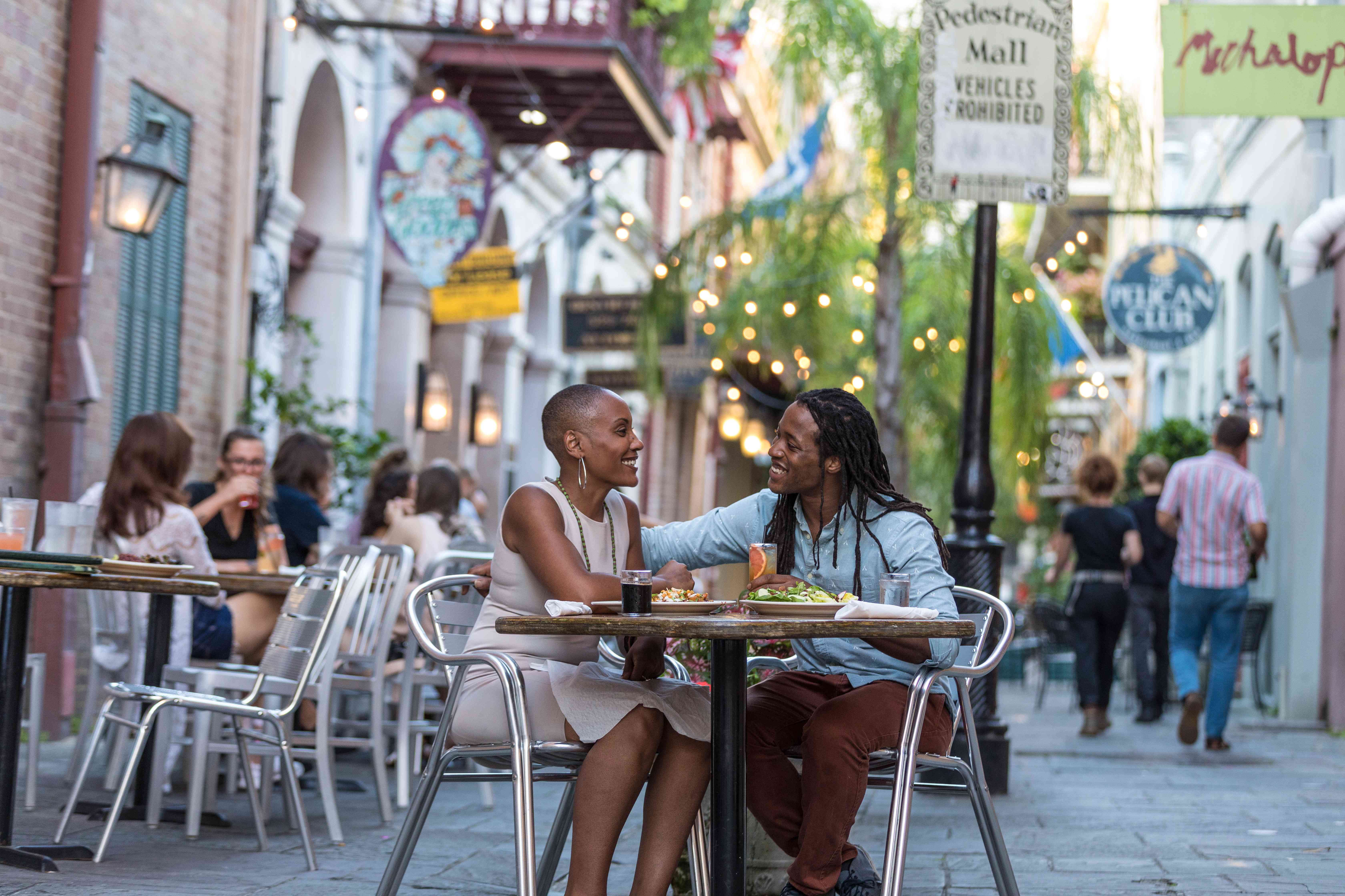 一对夫妇在新奥尔良的院子里户外用餐