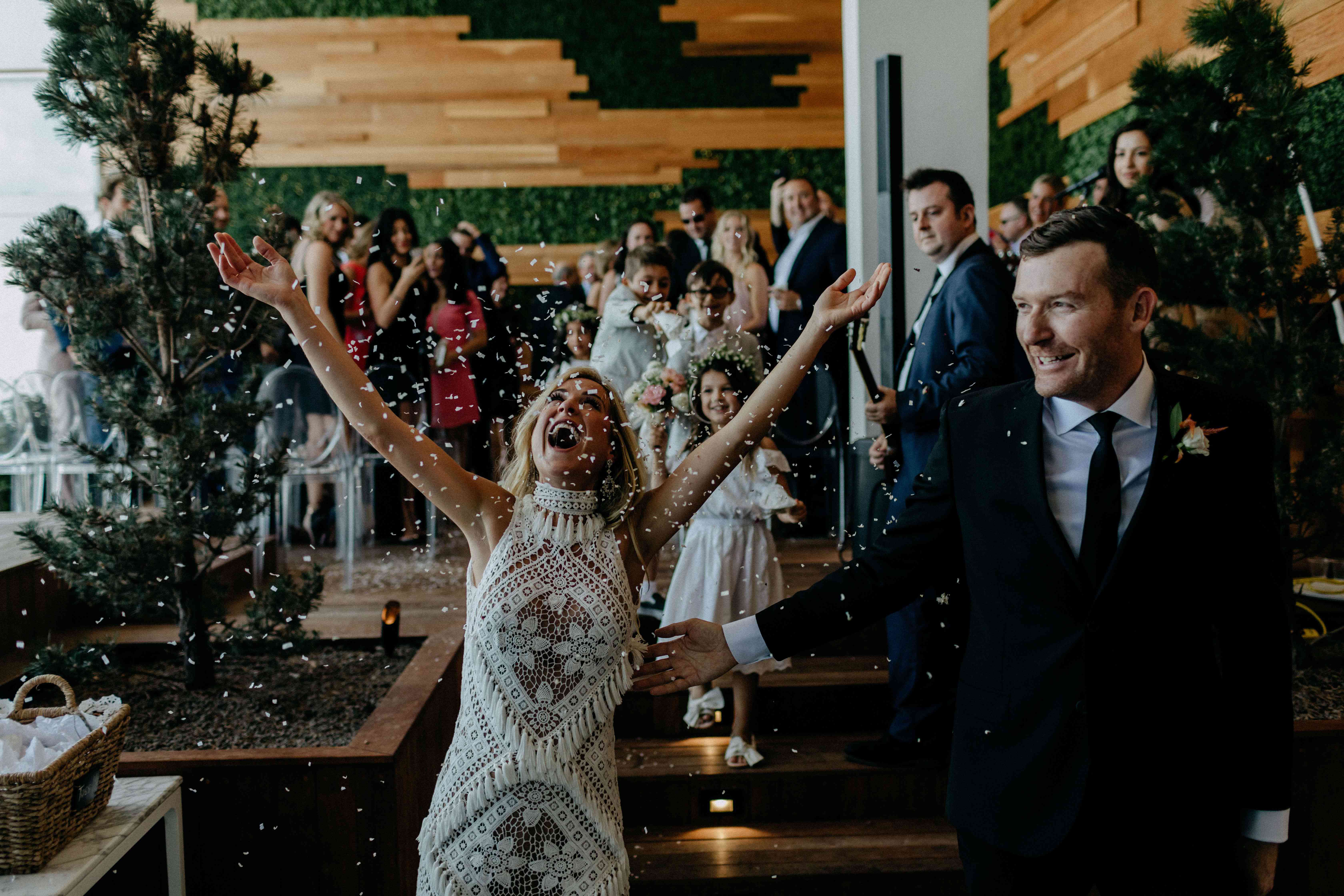 新娘向空中抛米