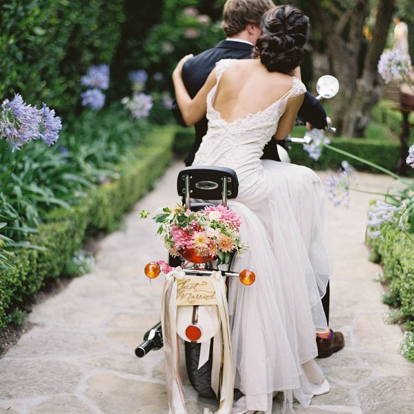 新娘和新郎的摩托车之旅“class=