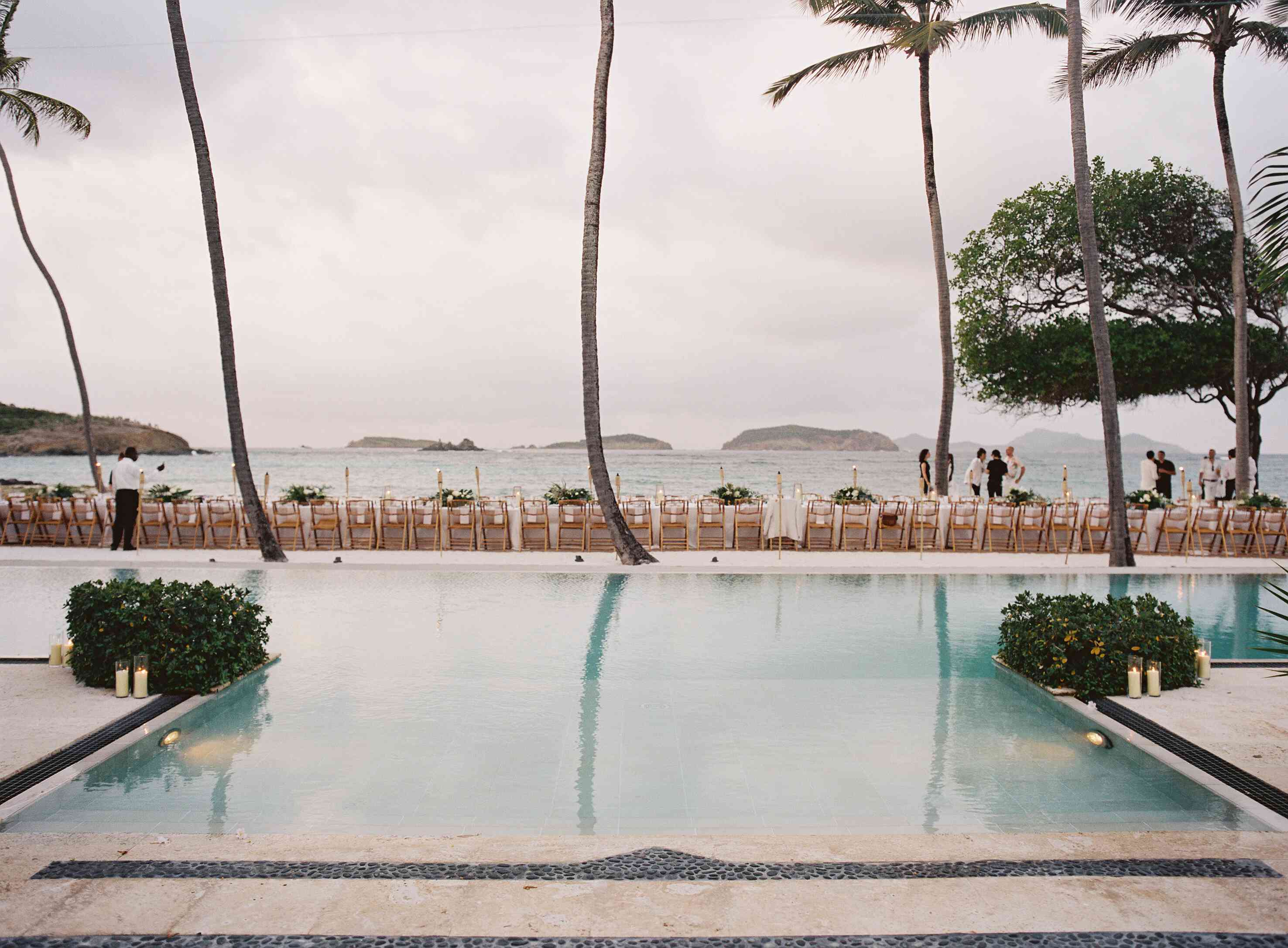 希尔费格家游泳池旁的招待会