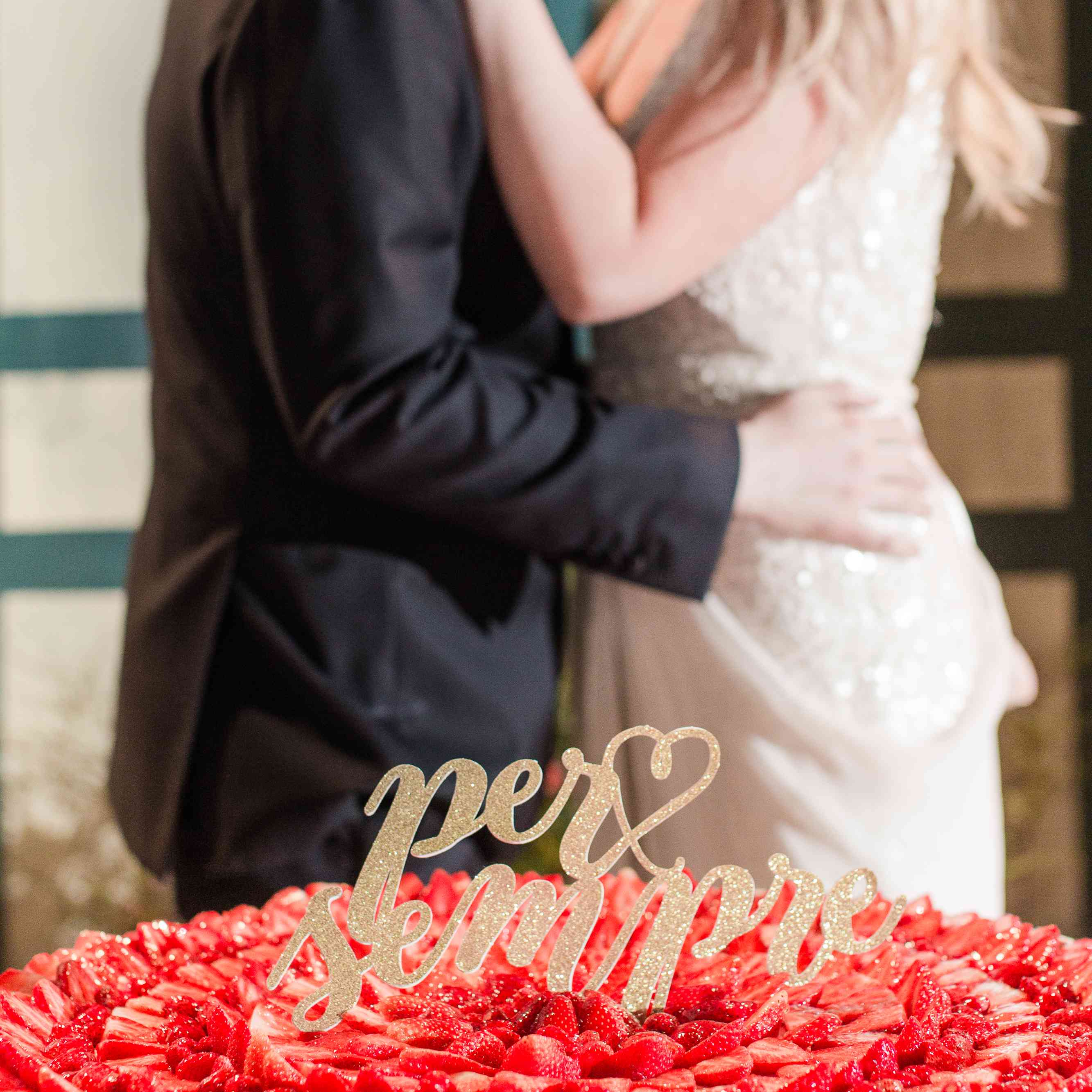 情侣在婚礼蛋糕上接吻